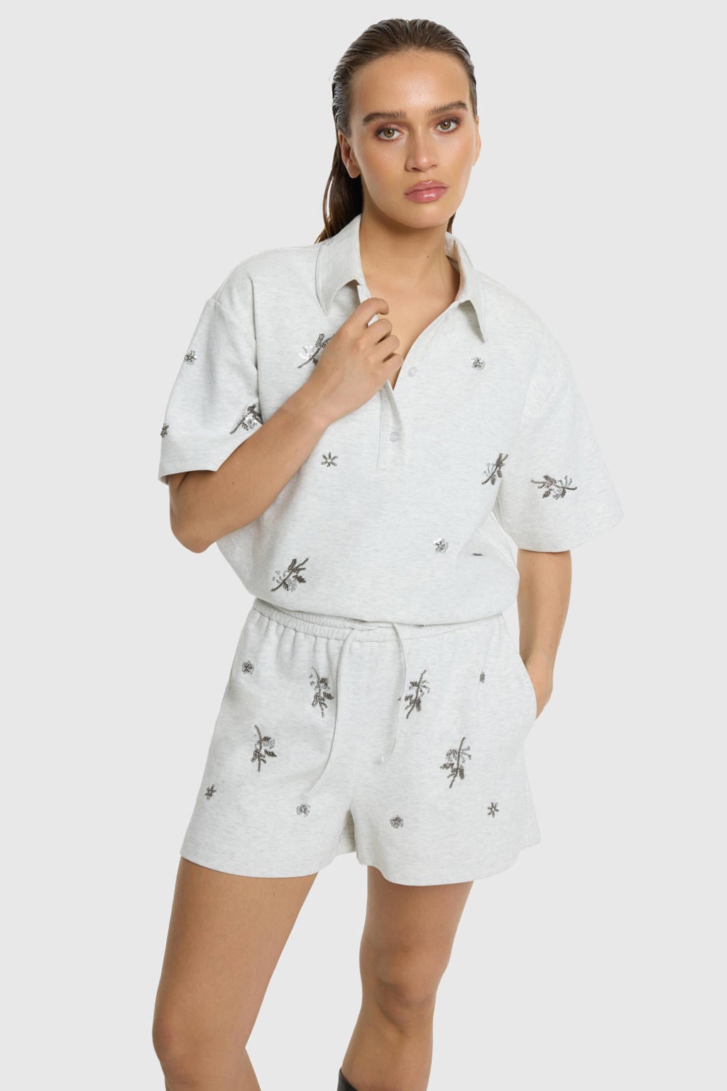 Lichtgrijze dames Refined Department regular waist sweatshort met loose fit, elastische tailleband met koord en effen