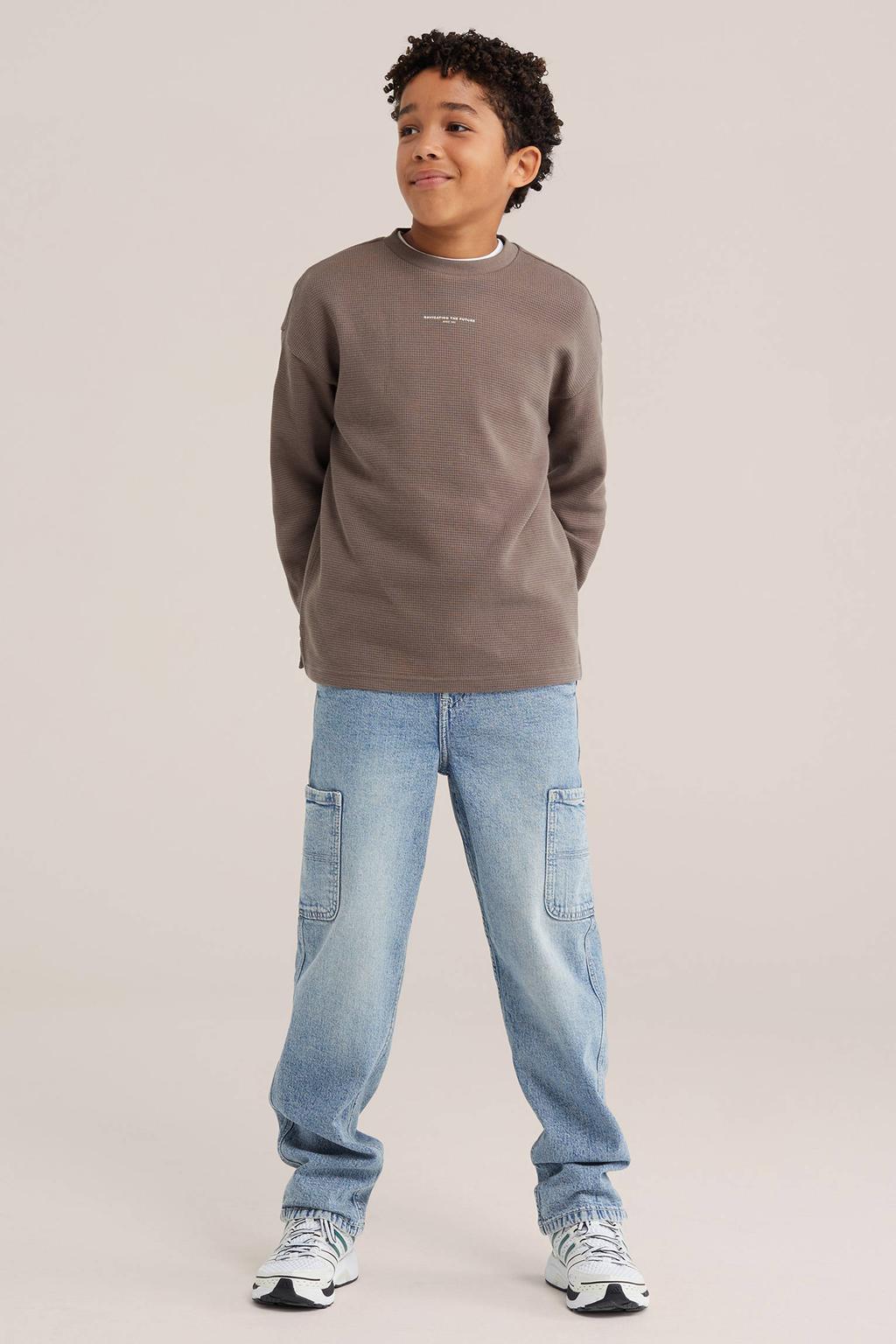 Taupe jongens WE Fashion sweater met backprint, lange mouwen, ronde hals en geribde boorden