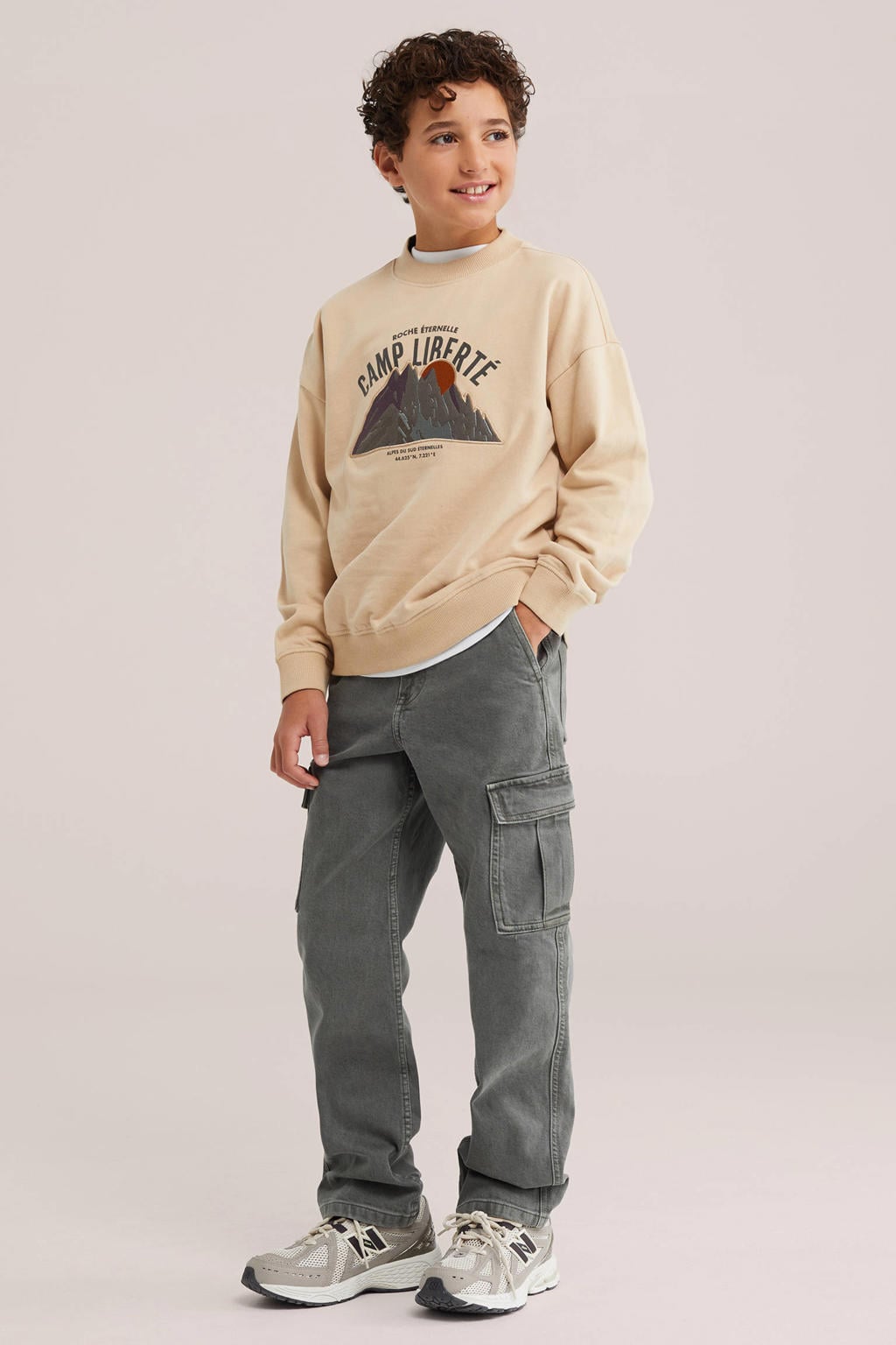 Zandkleurige jongens WE Fashion sweater met printopdruk, lange mouwen, ronde hals en geribde boorden