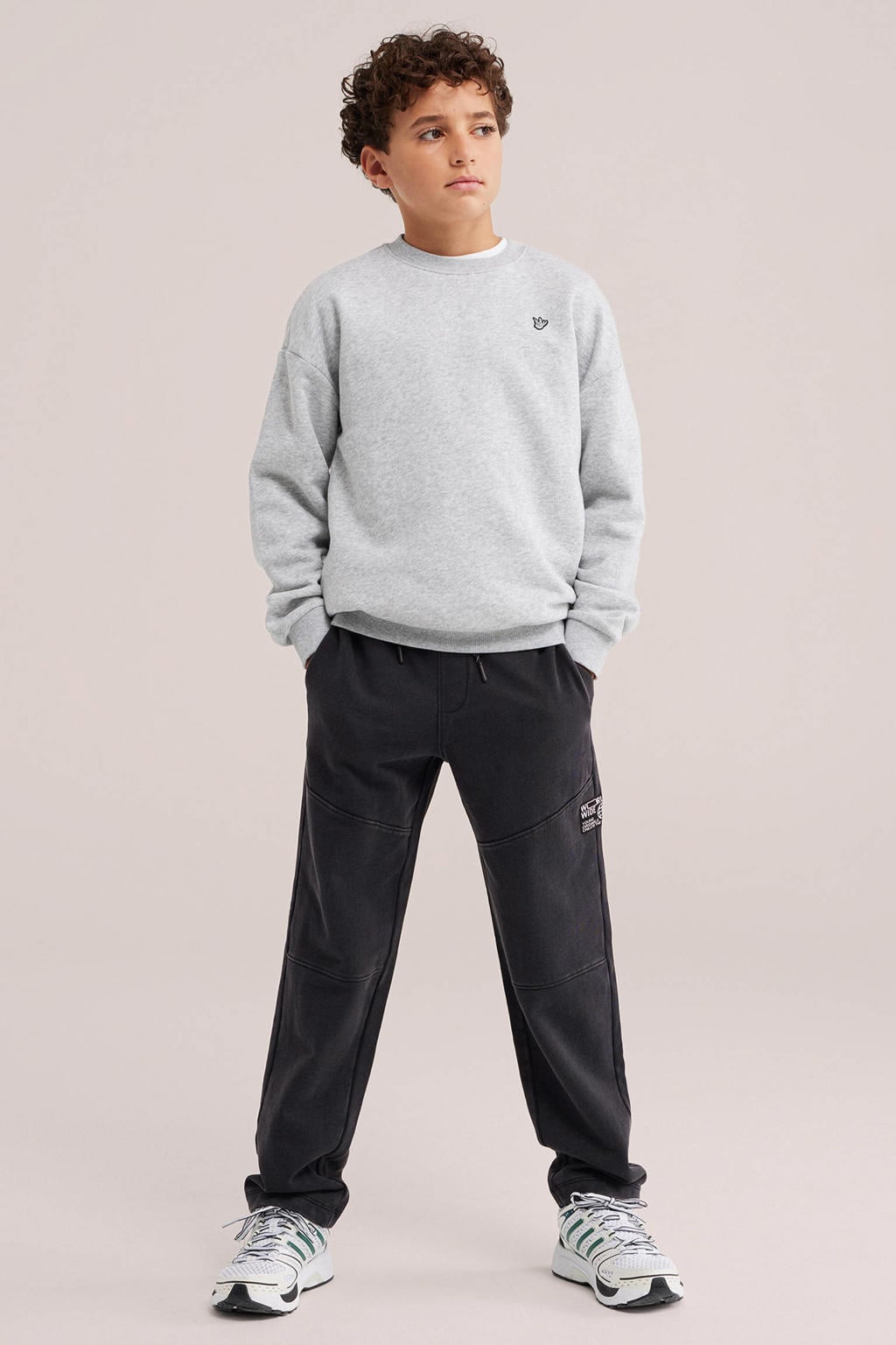 Zwarte jongens WE Fashion tapered joggingbroek van katoen met elastische tailleband met koord en effen