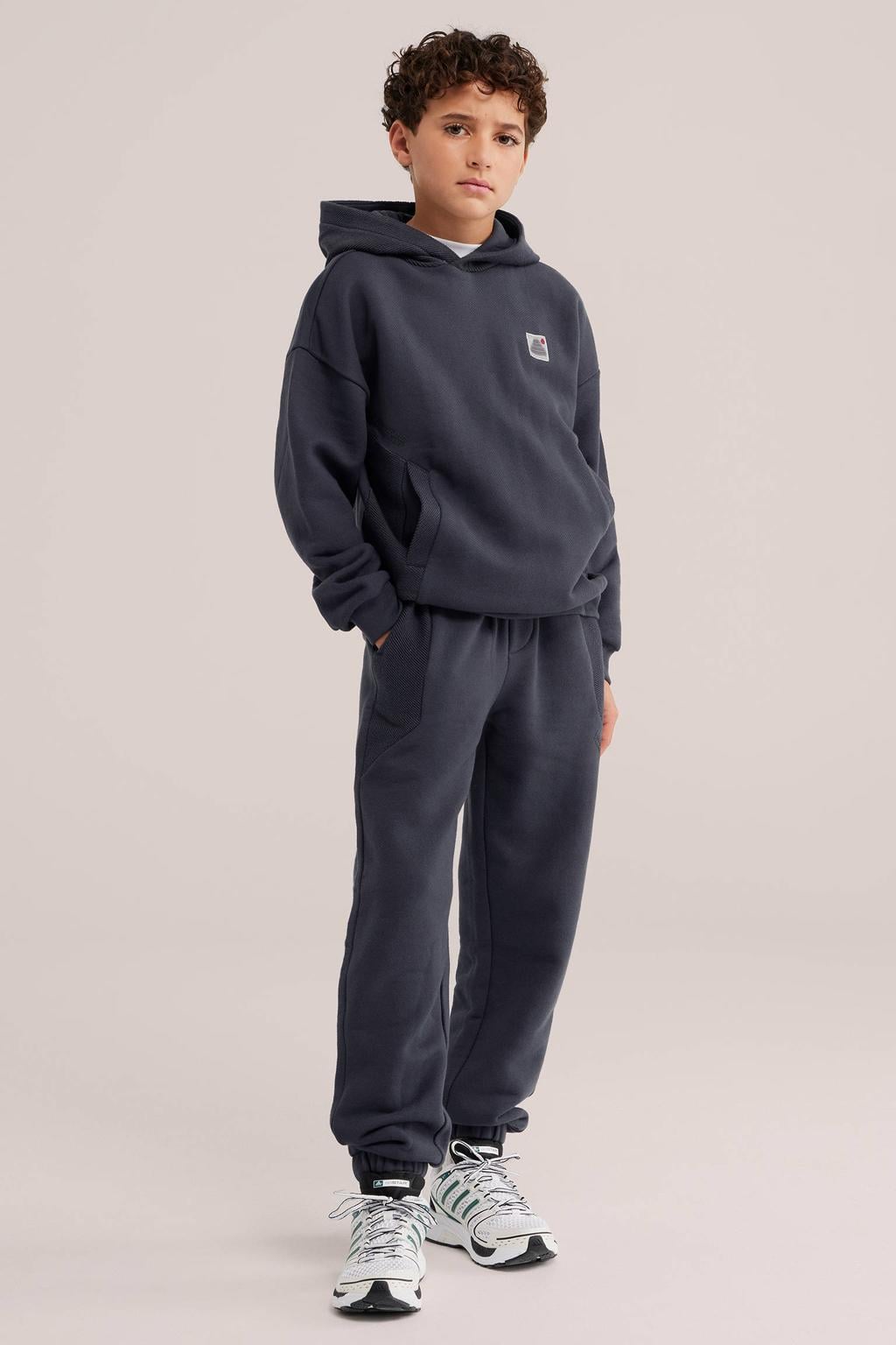 Grijze jongens WE Fashion tapered joggingbroek van sweat materiaal met elastische tailleband met koord en effen
