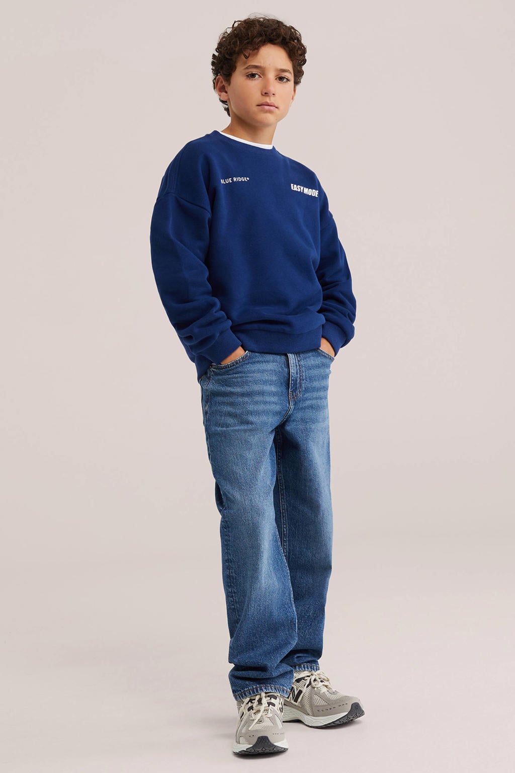 Donkerblauwe jongens WE Fashion Blue Ridge sweater met backprint, lange mouwen, ronde hals en geribde boorden