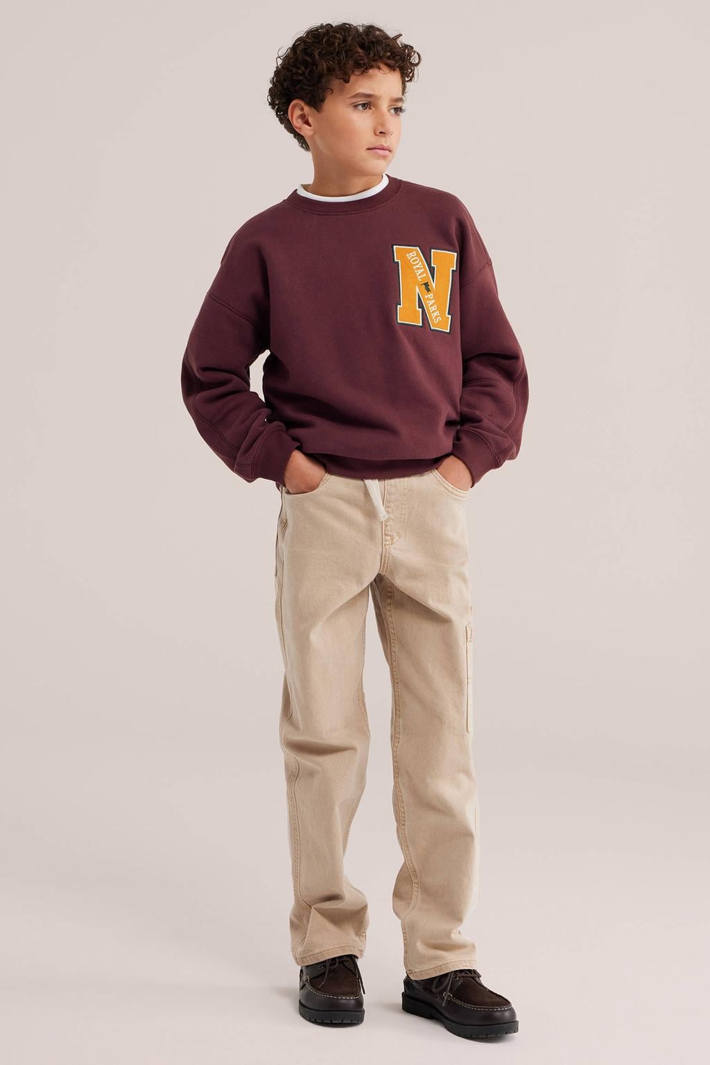 Donkerrode jongens WE Fashion sweater met tekst print, lange mouwen, ronde hals en geribde boorden