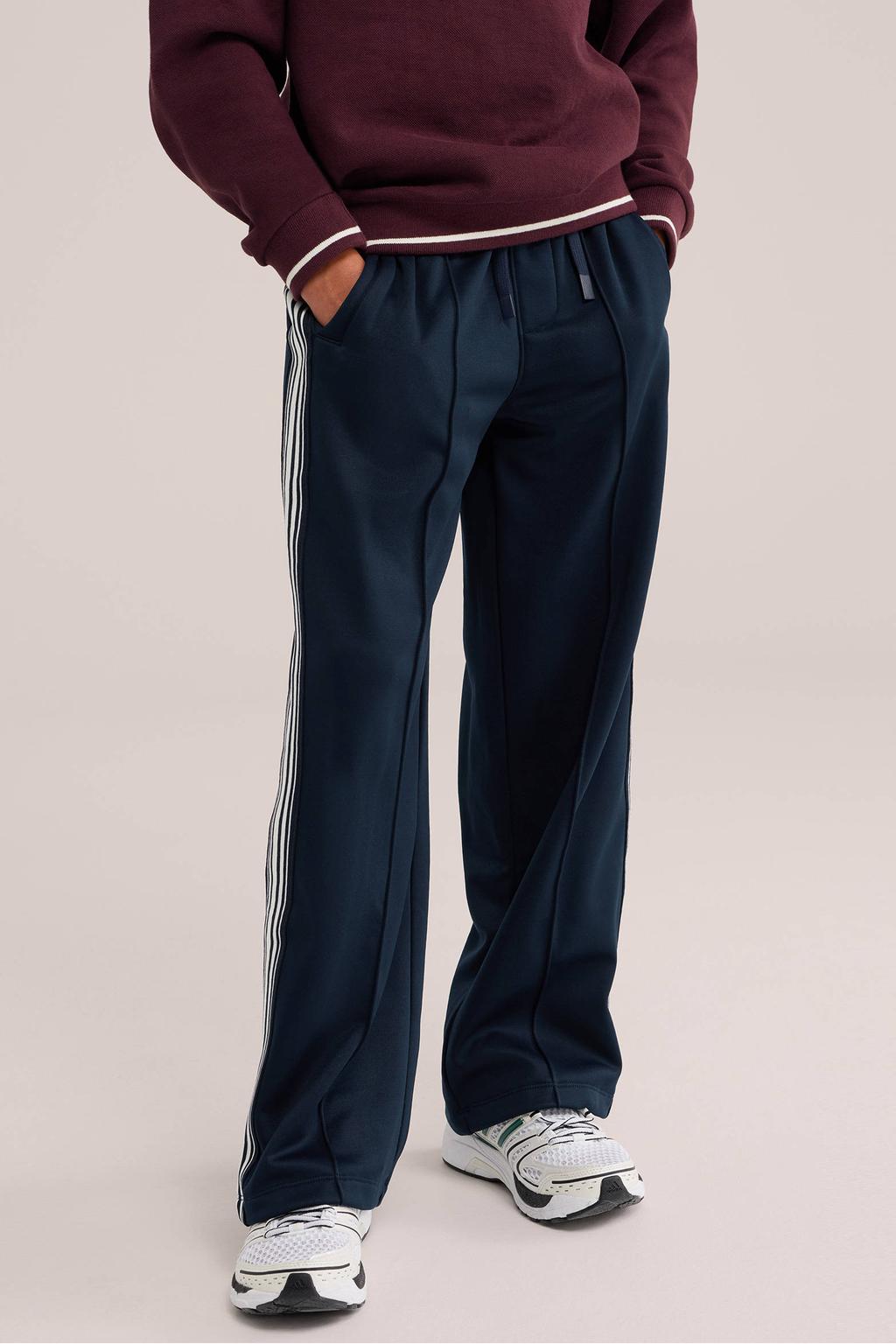 WE Fashion straight leg gestreepte joggingbroek - donkerblauw