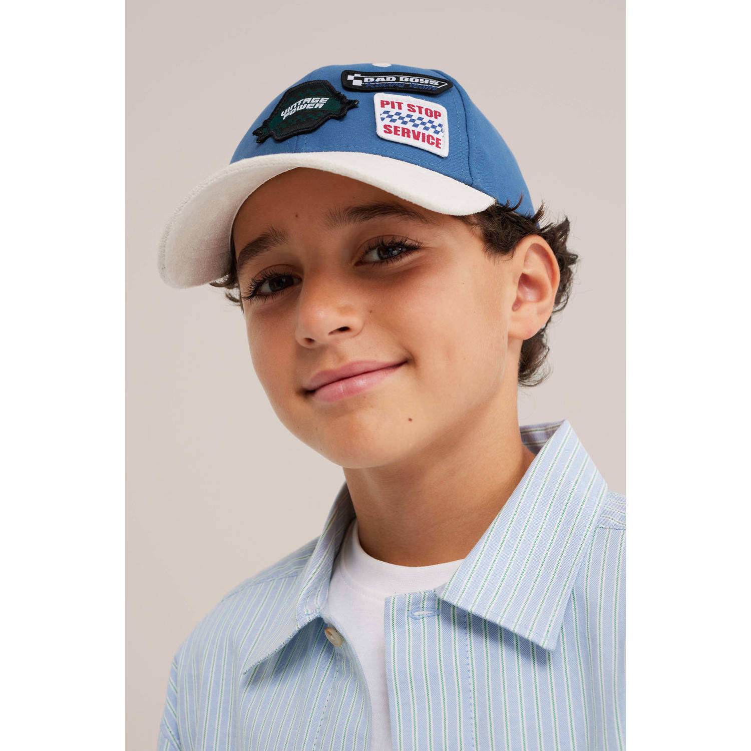 WE Fashion pet met patches blauw wit