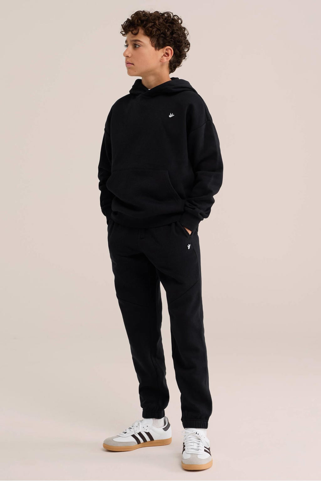 Zwarte jongens WE Fashion hoodie van sweat materiaal met effen, lange mouwen en capuchon