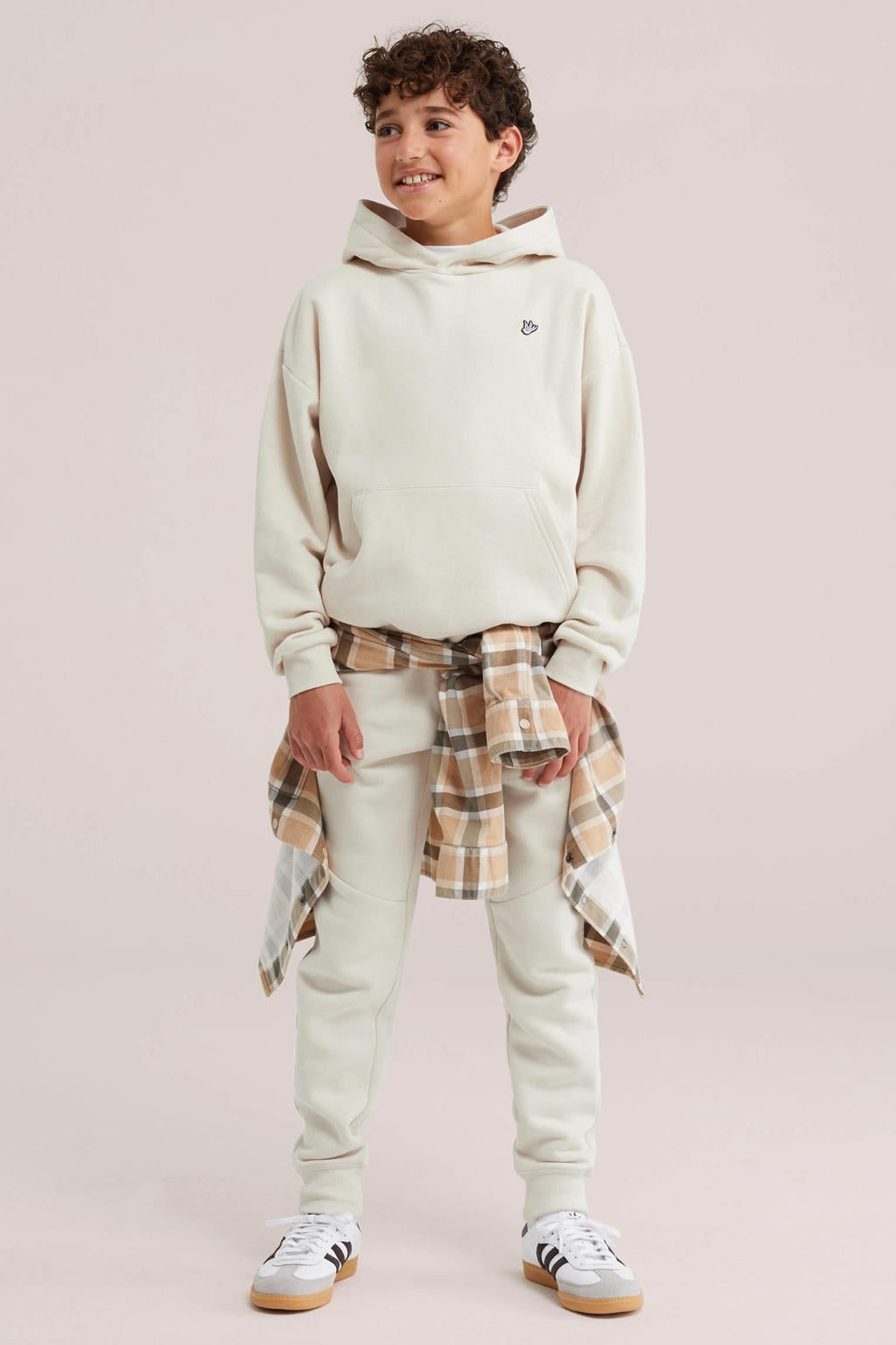 Zandkleurige jongens WE Fashion hoodie van sweat materiaal met effen, lange mouwen en capuchon