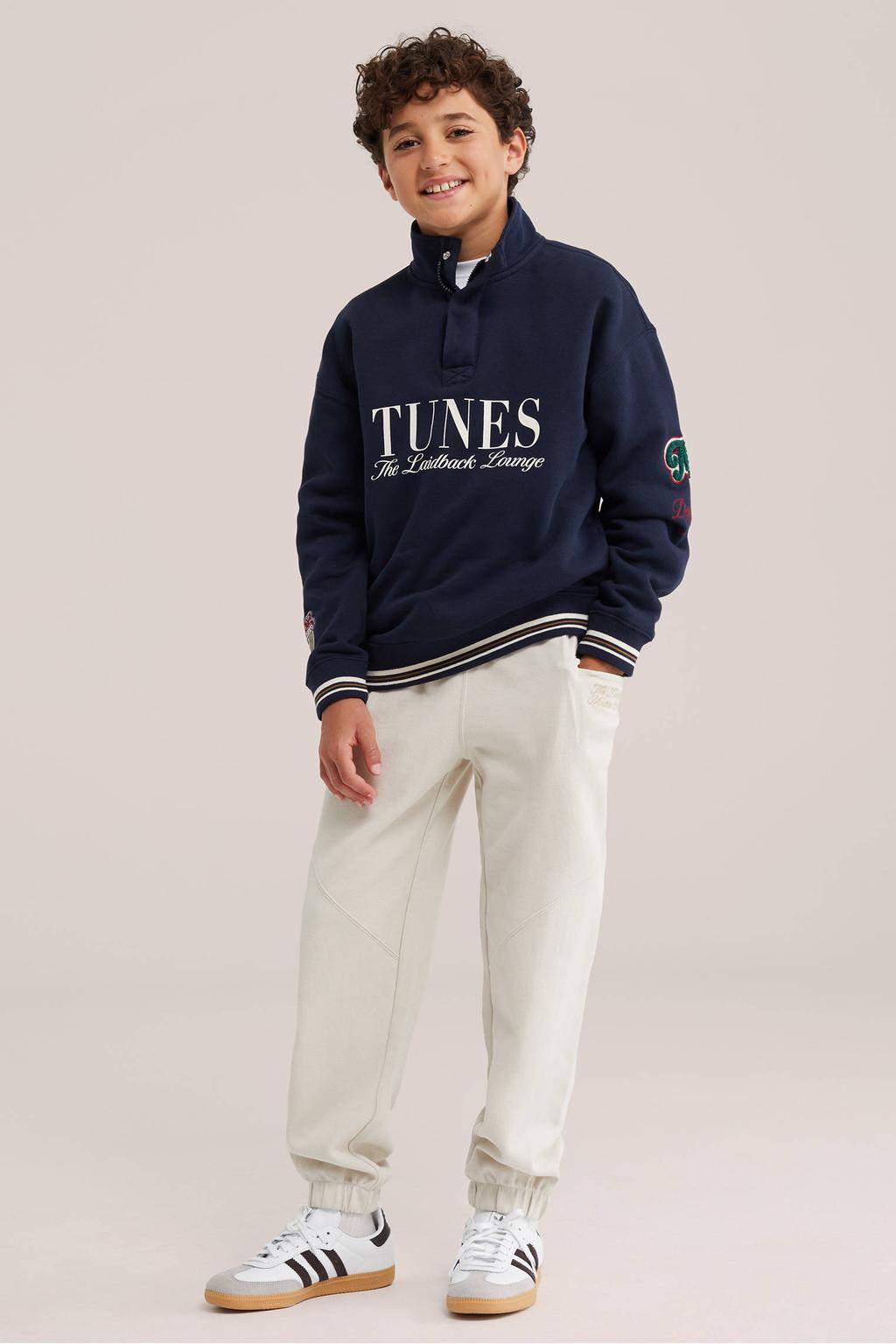 Beige jongens WE Fashion sweat regular fit joggingbroek met elastische tailleband met koord en effen