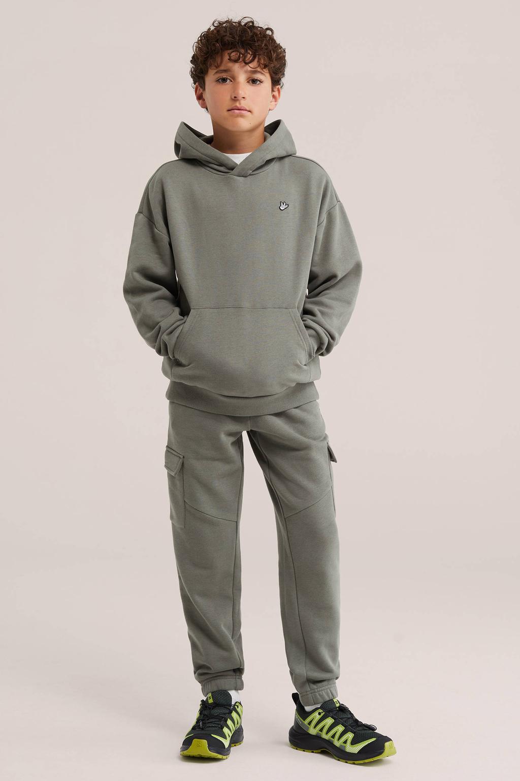 Kakikleurige jongens WE Fashion sweat cargobroek met elastische tailleband met koord en effen