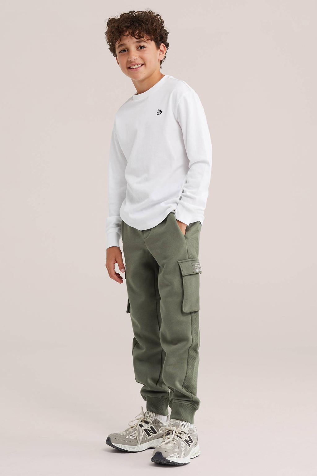 Olijfgroene jongens WE Fashion sweat tapered cargo joggingbroek met elastische tailleband met koord en effen