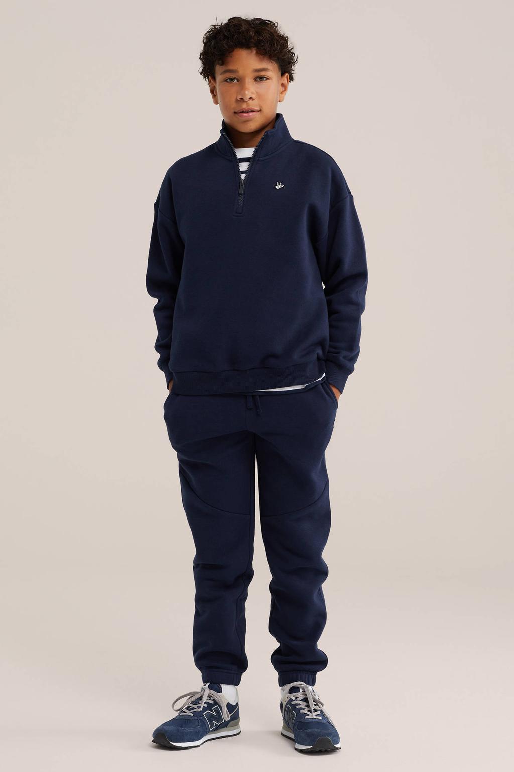 Donkerblauwe jongens WE Fashion sweater van katoen met effen, lange mouwen, opstaande kraag en geribde boorden