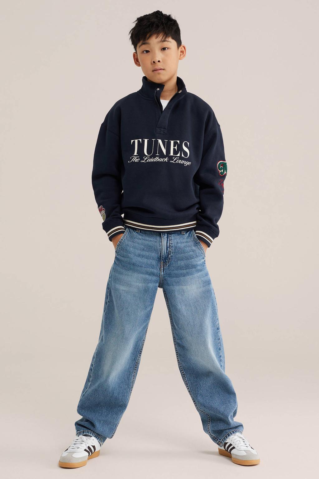 Donkerblauwe jongens WE Fashion sweater met tekst print, lange mouwen, opstaande kraag en geribde boorden