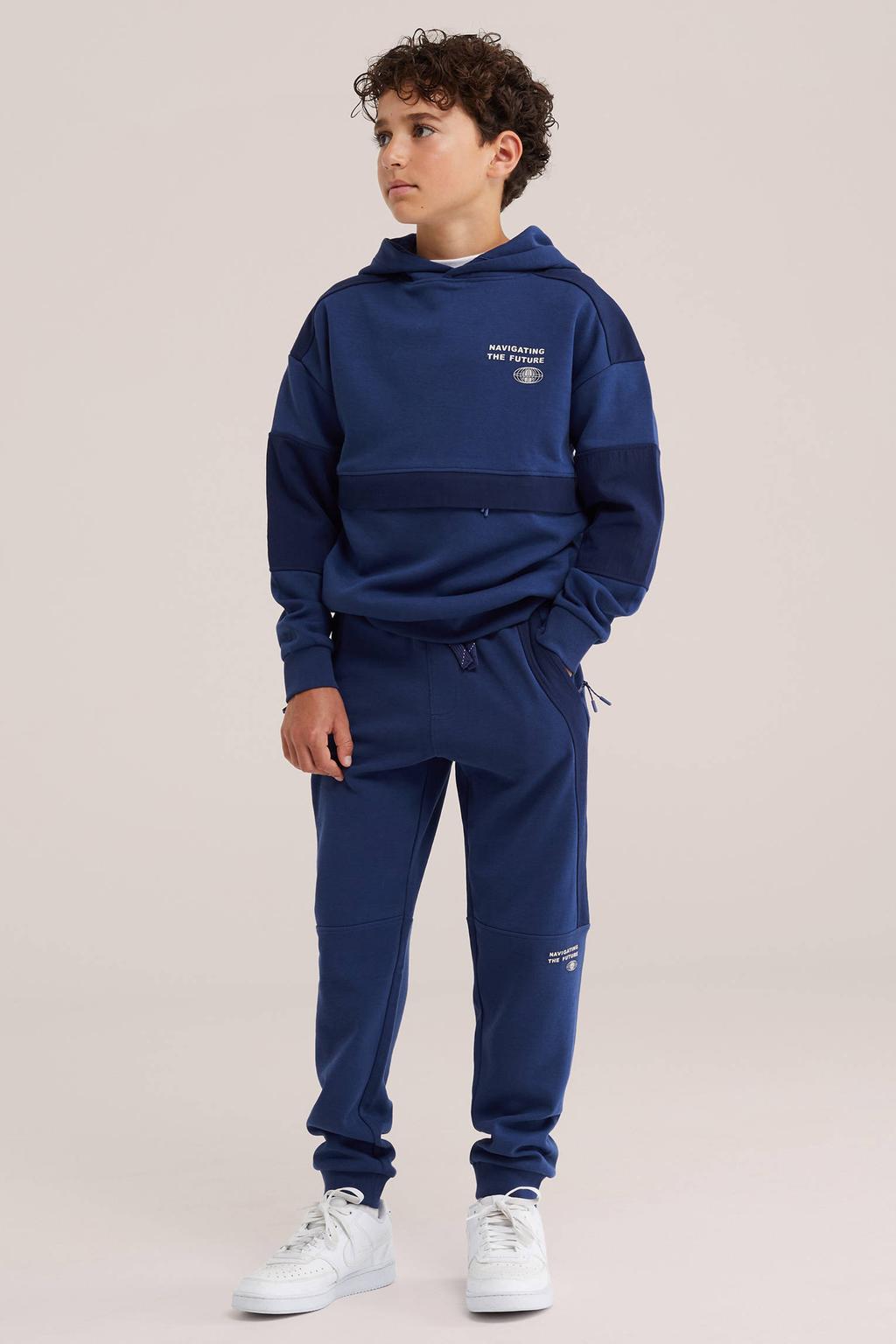 Donkerblauwe jongens WE Fashion hoodie van sweat materiaal met meerkleurige print, lange mouwen en capuchon