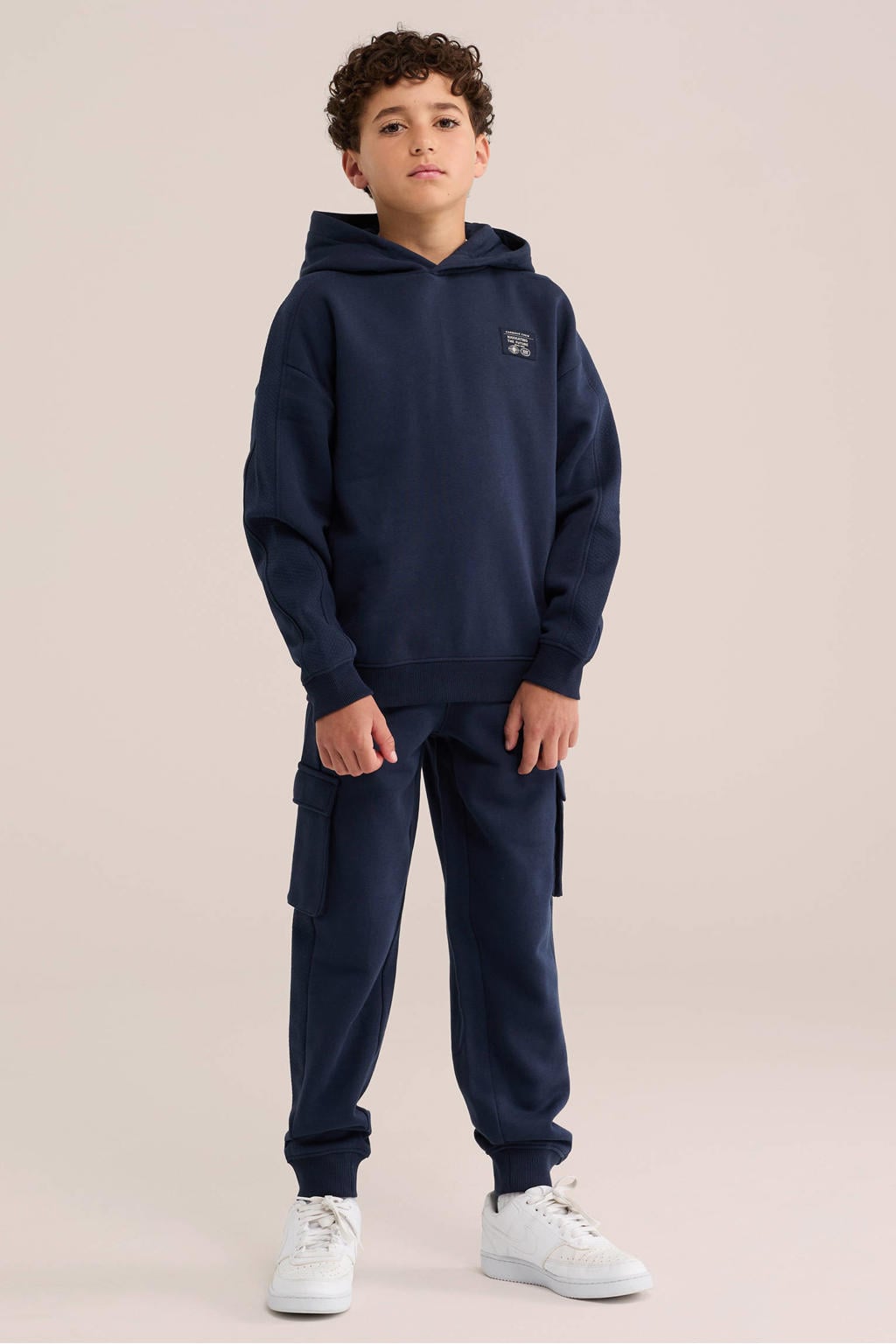 Donkerblauwe jongens WE Fashion tapered sweatpants met elastische tailleband met koord en effen
