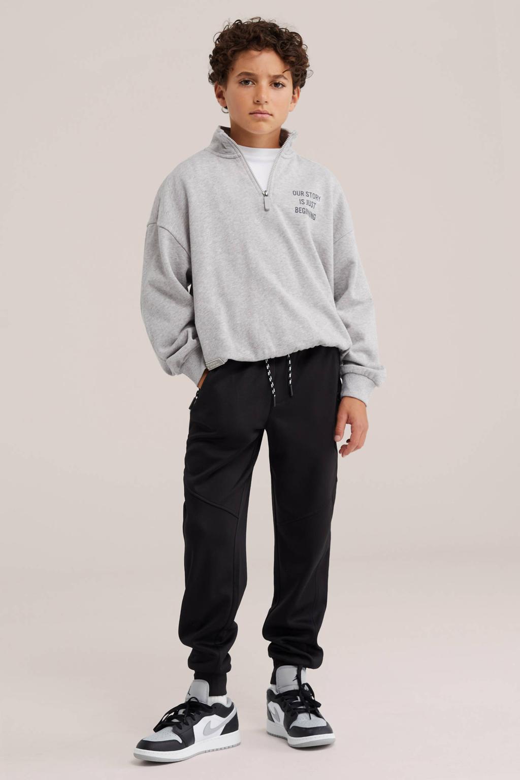 Zwarte jongens WE Fashion tapered joggingbroek van sweat materiaal met elastische tailleband met koord en effen