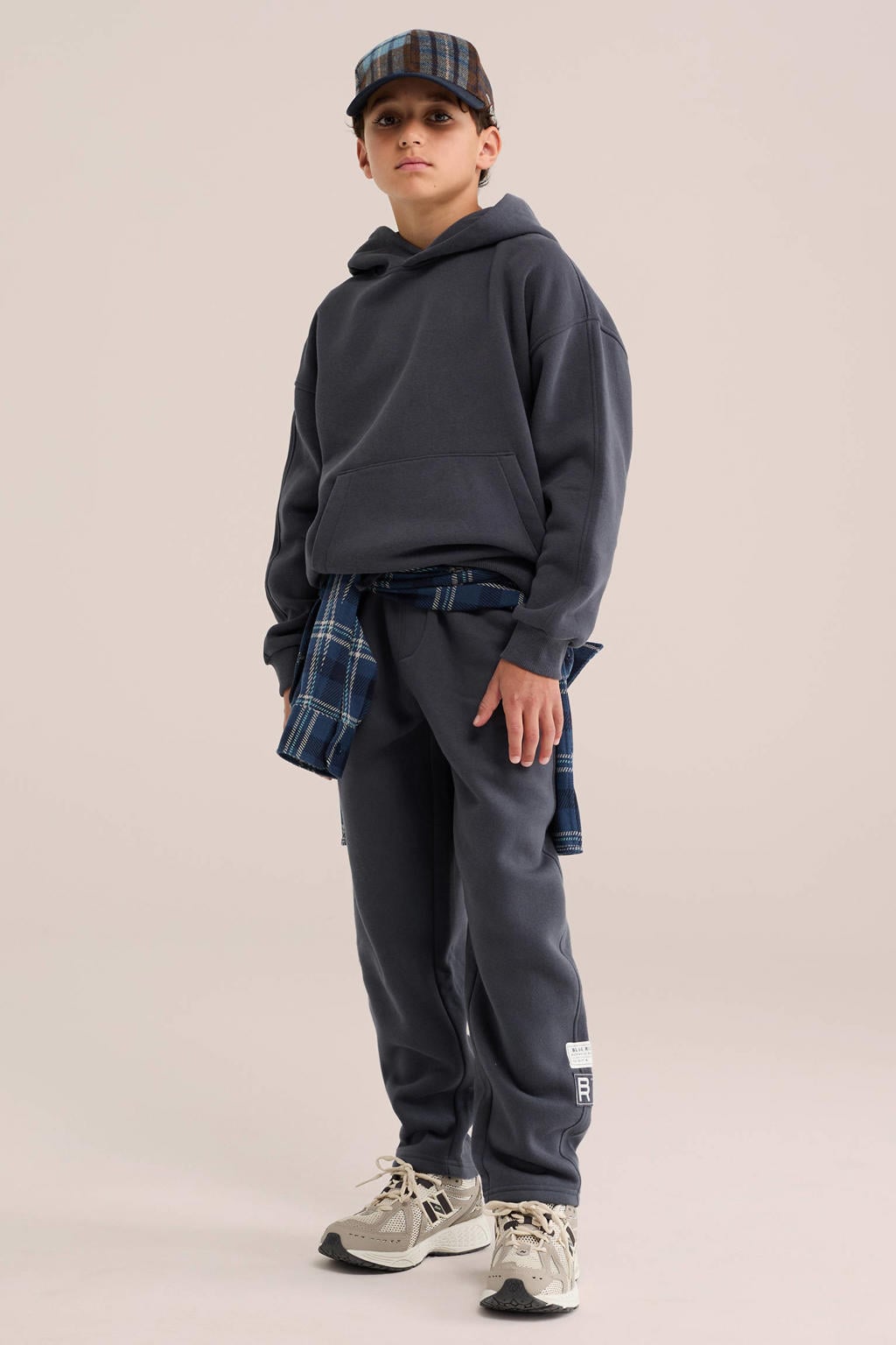 Antraciete jongens WE Fashion loose fit joggingbroek van sweat materiaal met elastische tailleband met koord en effen