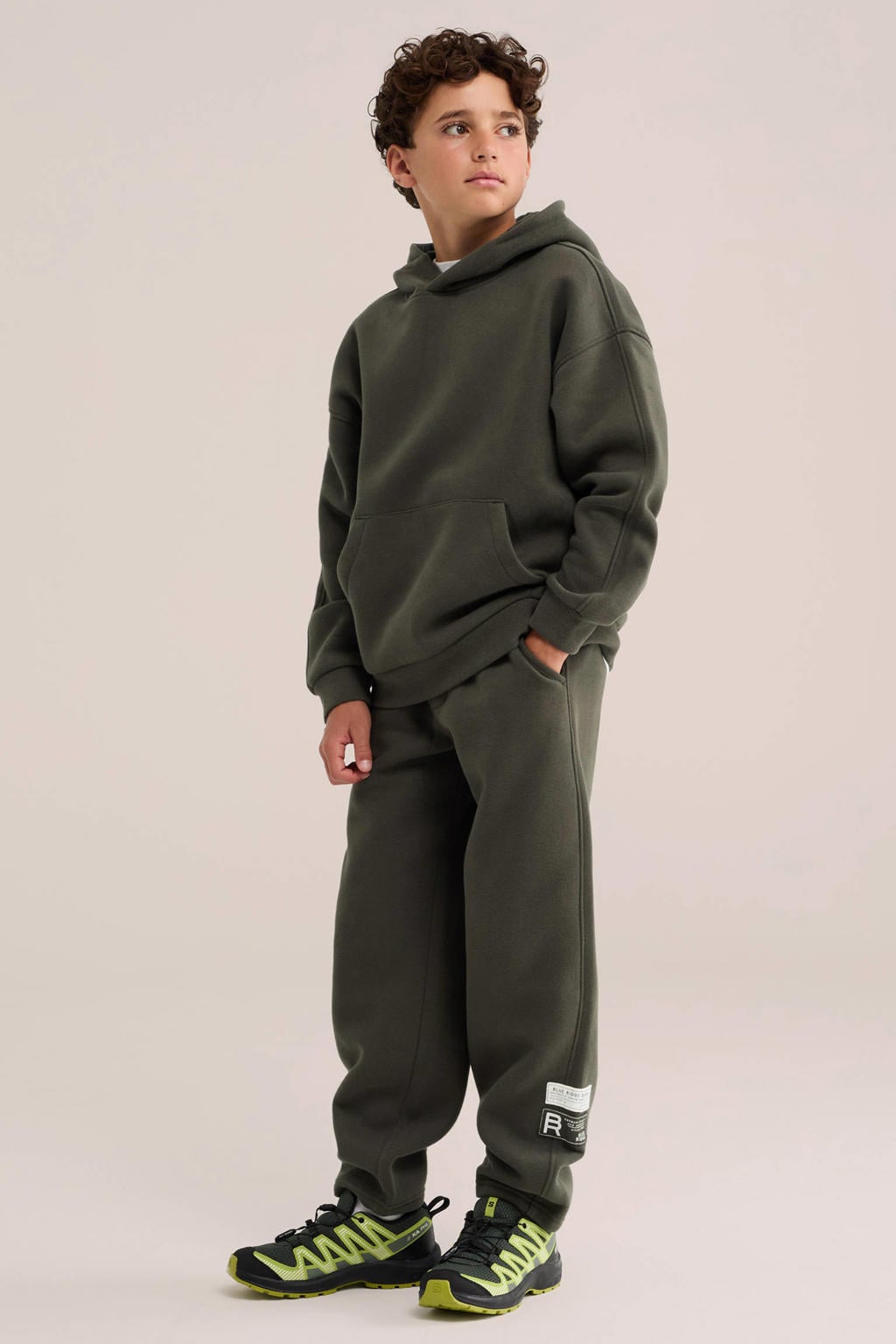 Donkergroene jongens WE Fashion loose fit joggingbroek van sweat materiaal met elastische tailleband met koord en effen