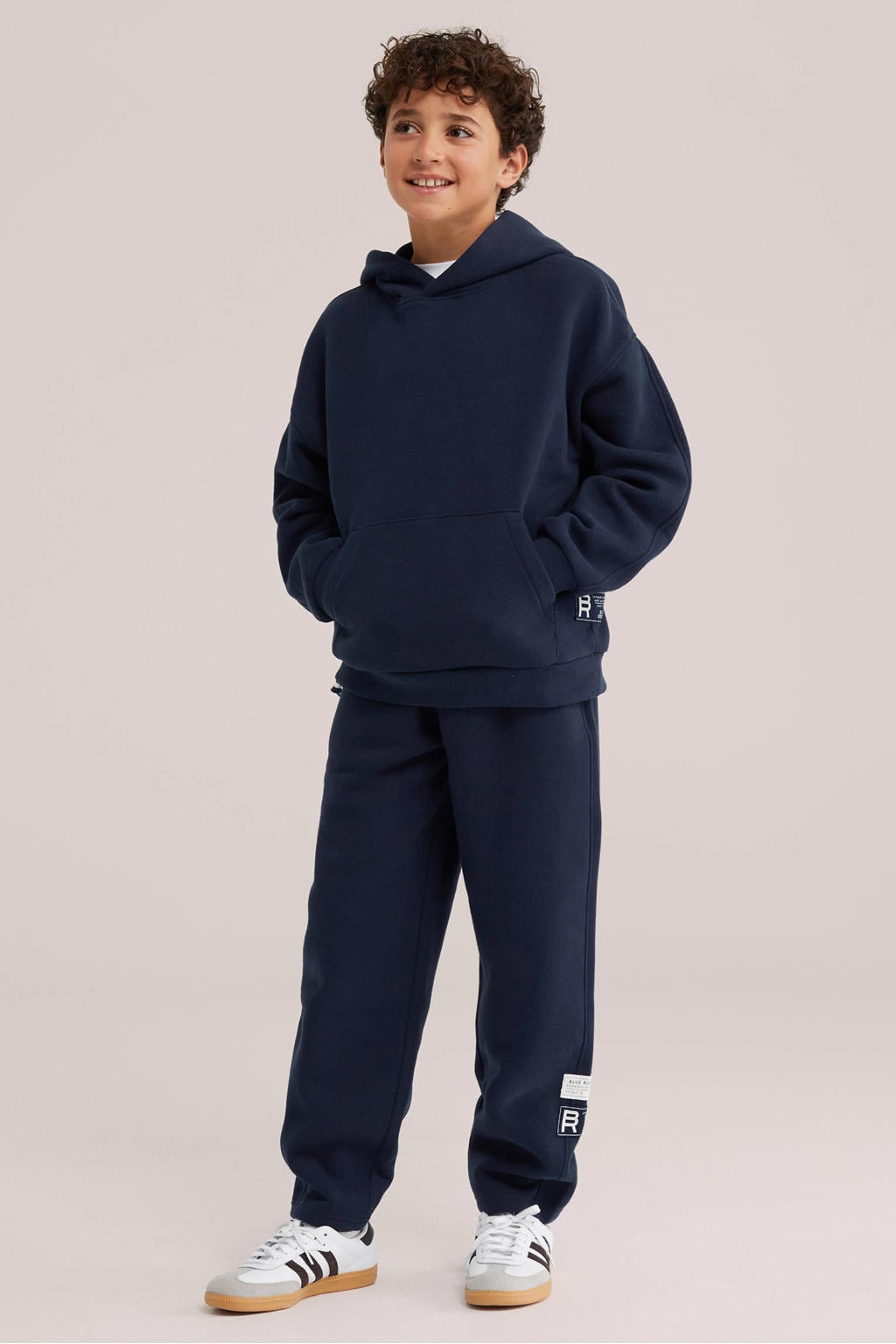 Marineblauw jongens WE Fashion Blue Ridge loose fit joggingbroek blauw van sweat materiaal met elastische tailleband met koord en effen