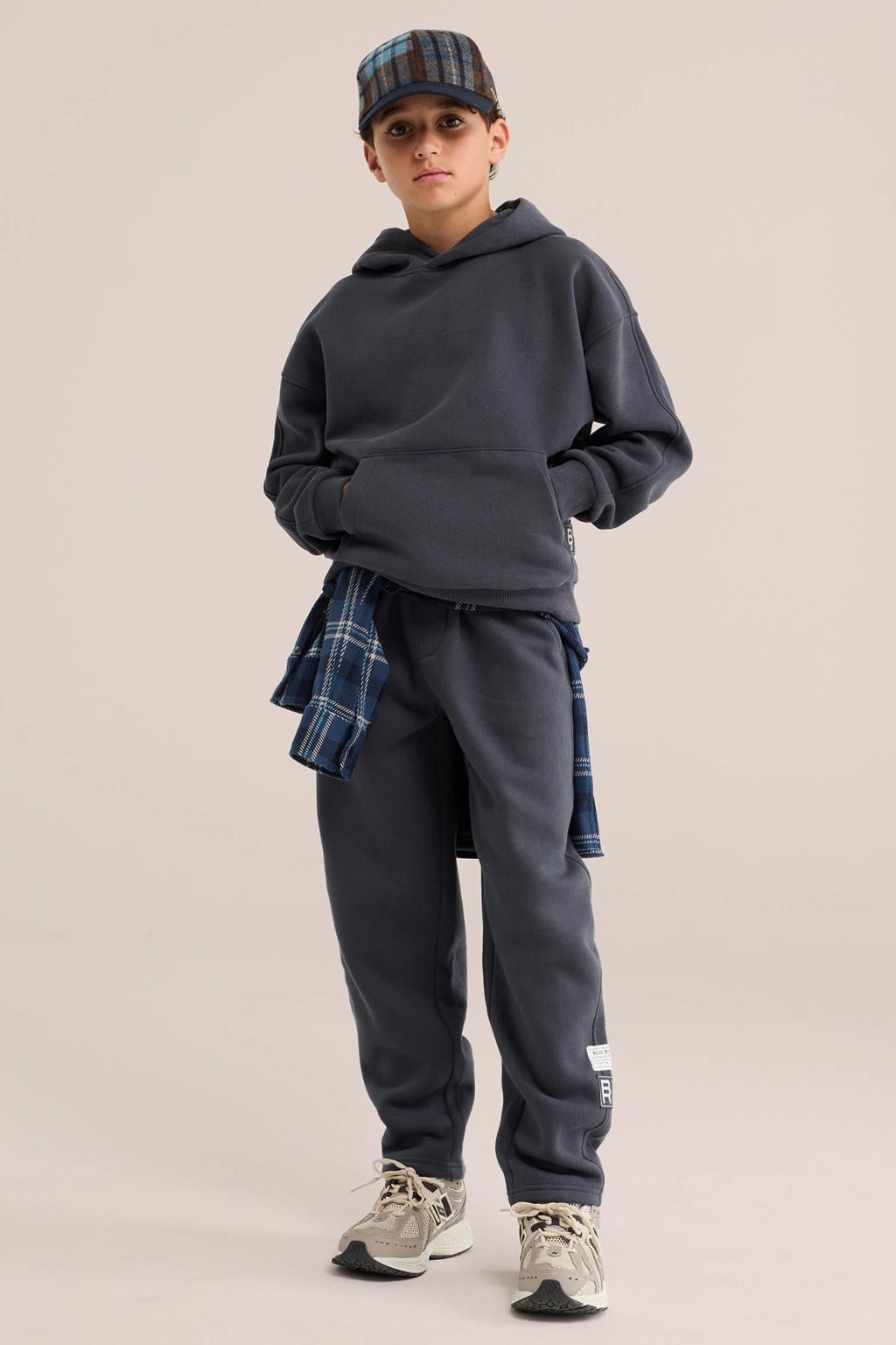 Antraciete jongens WE Fashion sweater met effen, lange mouwen en capuchon