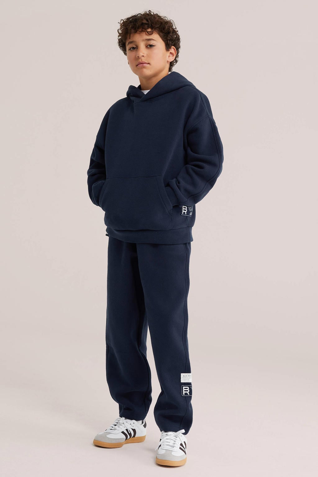 Donkerblauwe jongens WE Fashion sweater met effen, lange mouwen en capuchon
