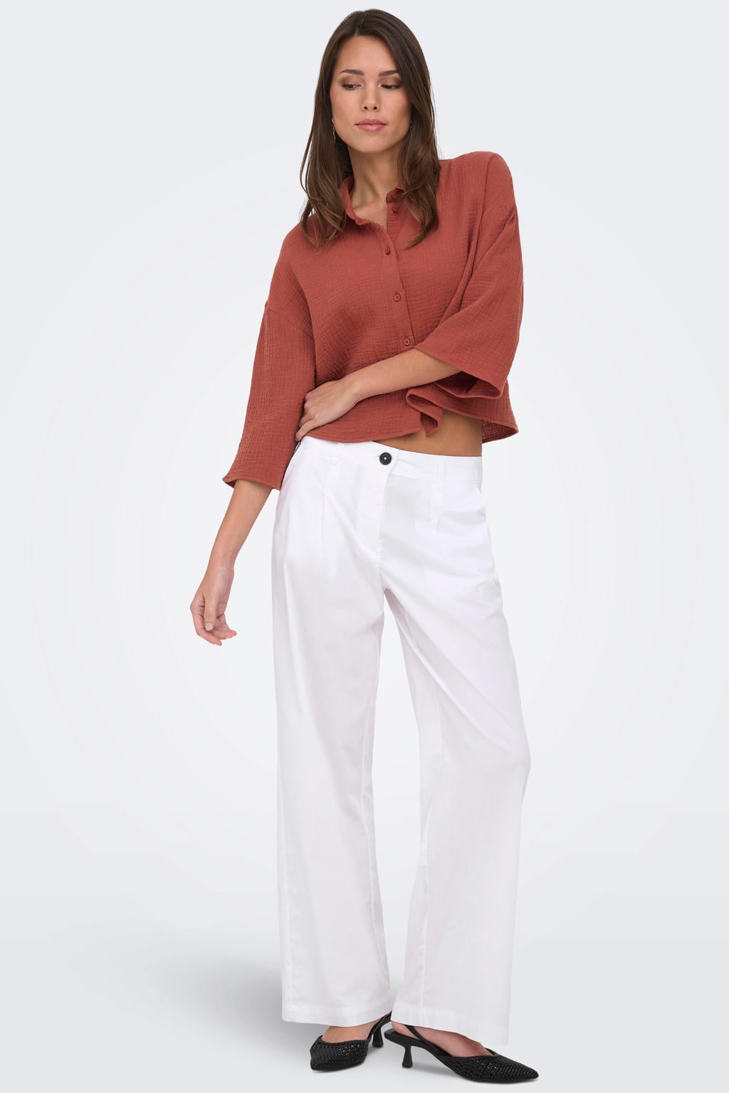 Roodbruine dames JDY blouse bruin van katoen met effen, driekwart mouwen, klassieke kraag, knoopsluiting en geweven detail