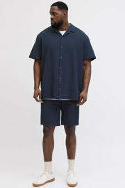 thumbnail: Set van 2 donkerblauwe heren JACK & JONES PLUS SIZE relaxed casual overhemd van katoen met effen, korte mouwen, reverskraag, knoopsluiting en textuur