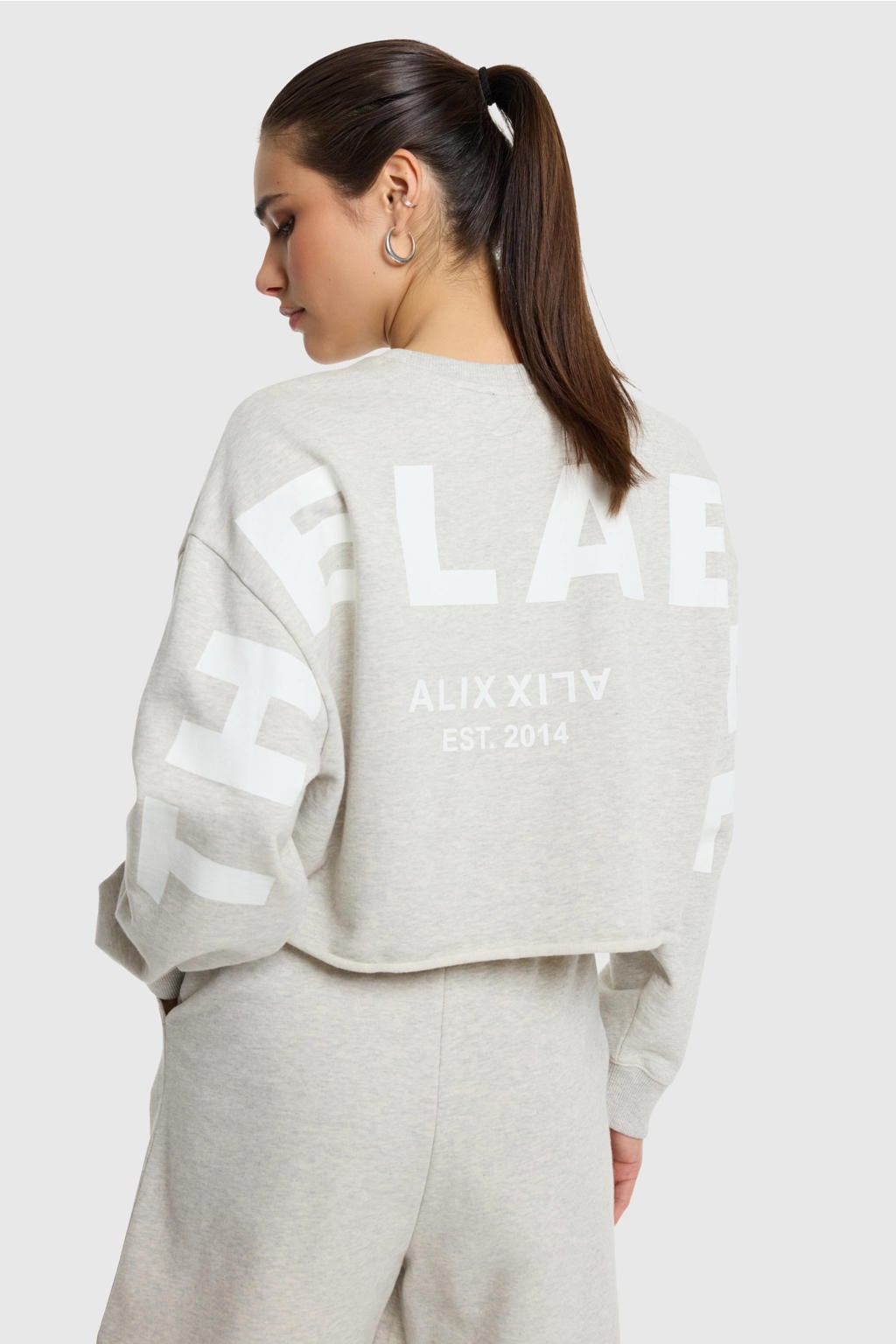 Alix the Label katoenen rechtvallend cropped trui met tekst - lichtgrijs