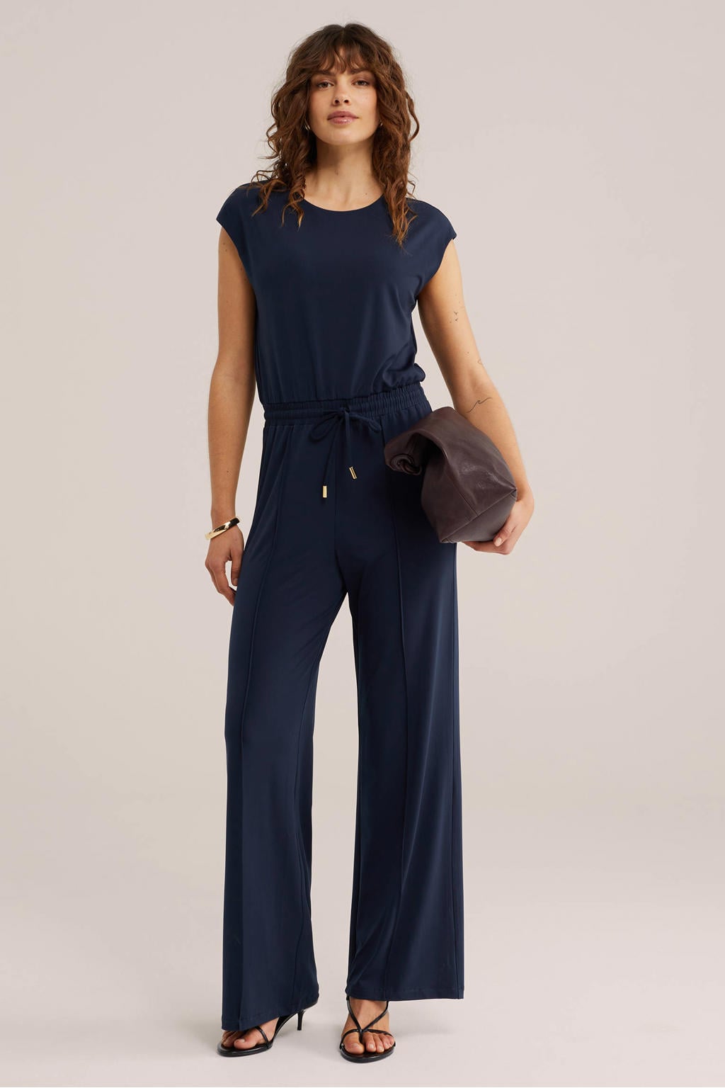 Donkerblauwe dames WE Fashion regular fit jumpsuit van polyester met effen, ronde hals en elastische tailleband met koord