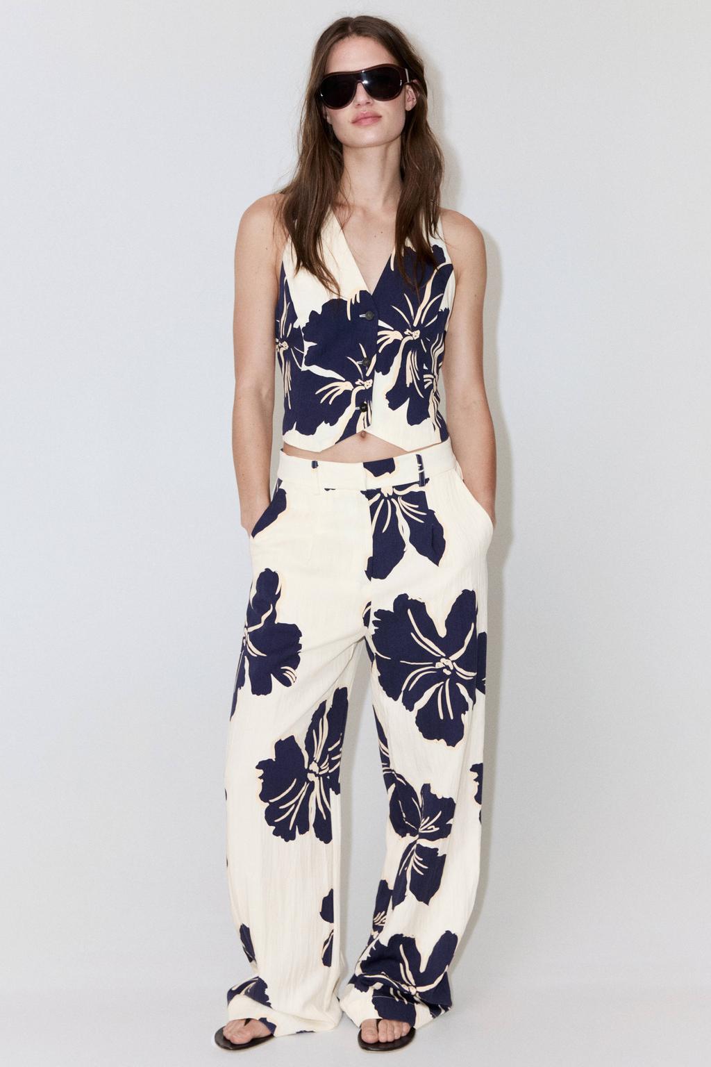 Ecru en blauwe dames Mango gebloemde top van lyocell met V-hals