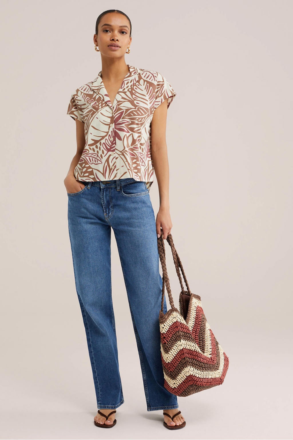 Roodbruin, rood en ecru dames WE Fashion blouse bruin van polyester met krijtstreepprint, korte mouwen, V-hals en knoopsluiting