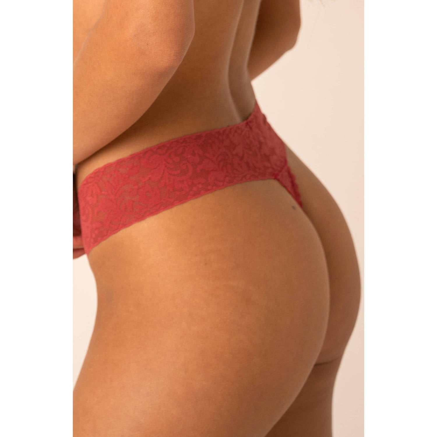 Sam Friday string rood