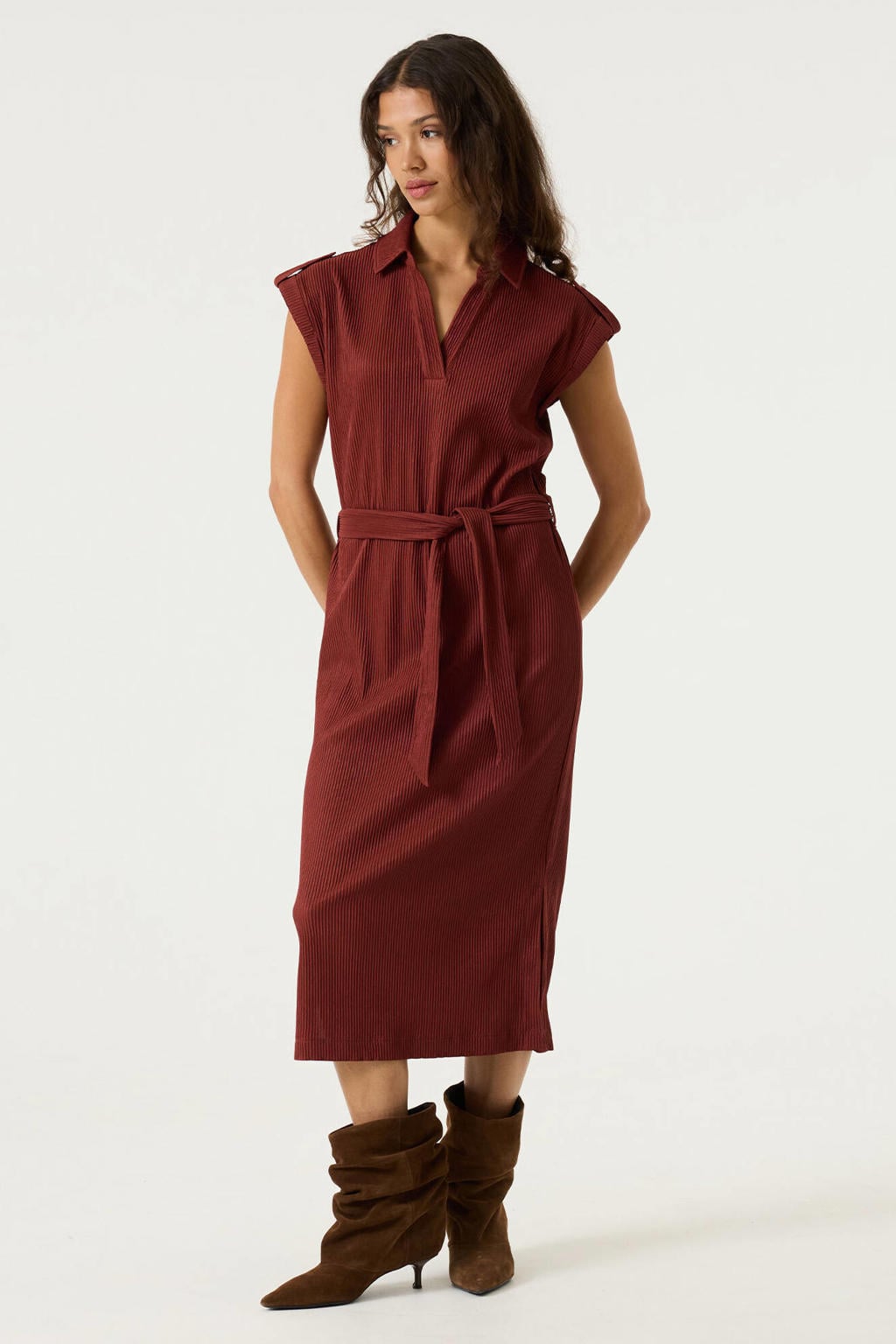 Roodbruine dames Garcia midi jurk bruin van polyester met effen, korte mouwen, V-hals en striksluiting