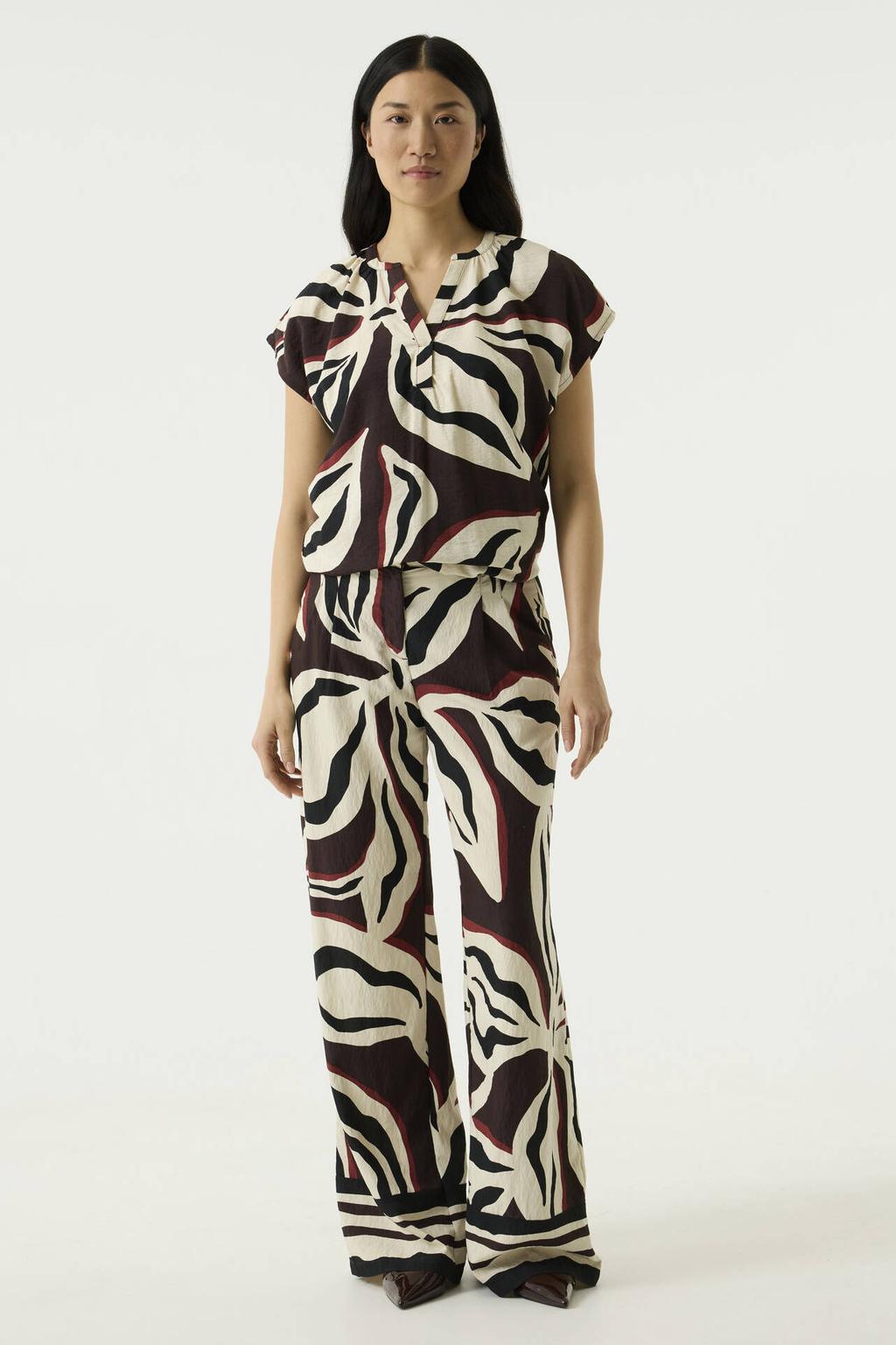 Bruin, ecru en rode dames Garcia blousetop van viscose met korte mouwen, V-hals en knoopsluiting
