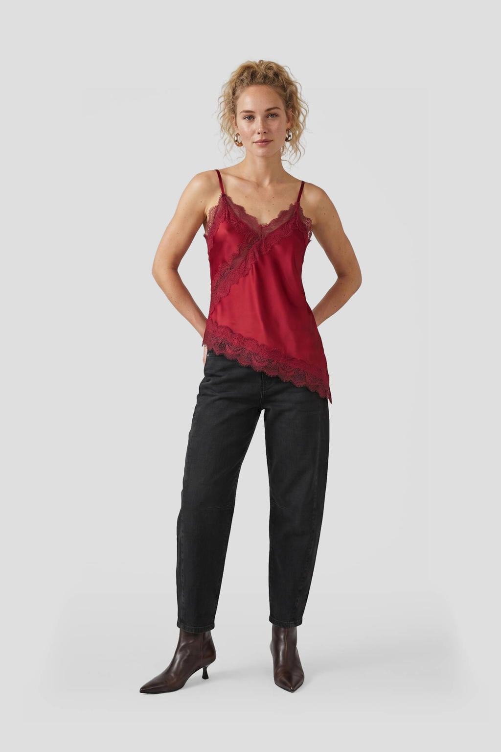 Donkerrode dames Anytime satijnen asymmetrische top van polyester met effen, spaghettibandjes en V-hals