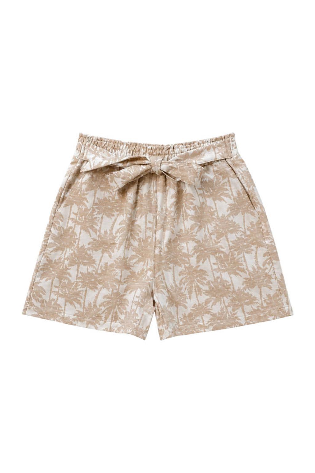 Beige en witte dames Elvira Collections regular fit short van katoen met elastische inzet en bladprint