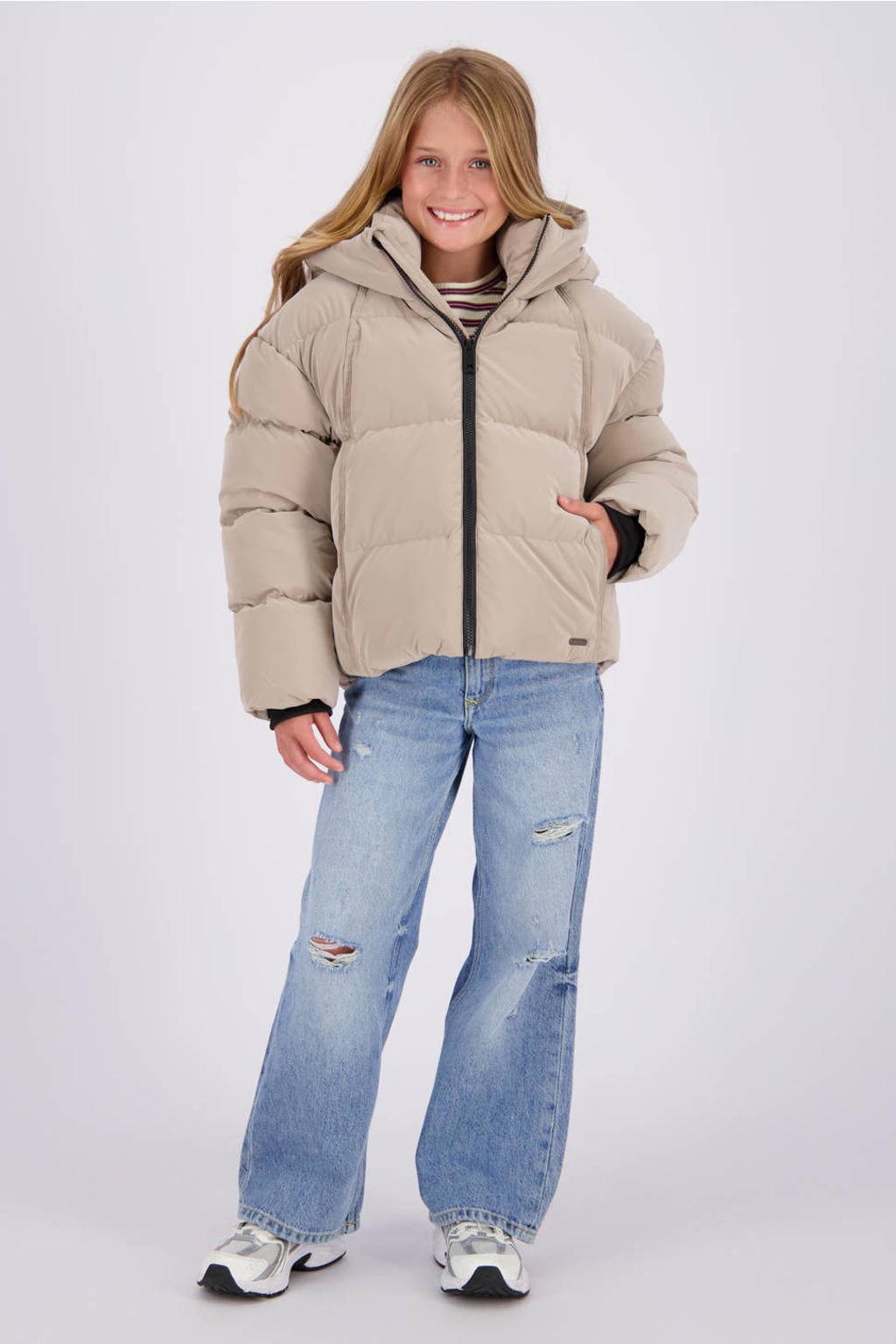 Taupe meisjes Vingino winterpufferjas van polyester met effen, lange mouwen, capuchon en ritssluiting