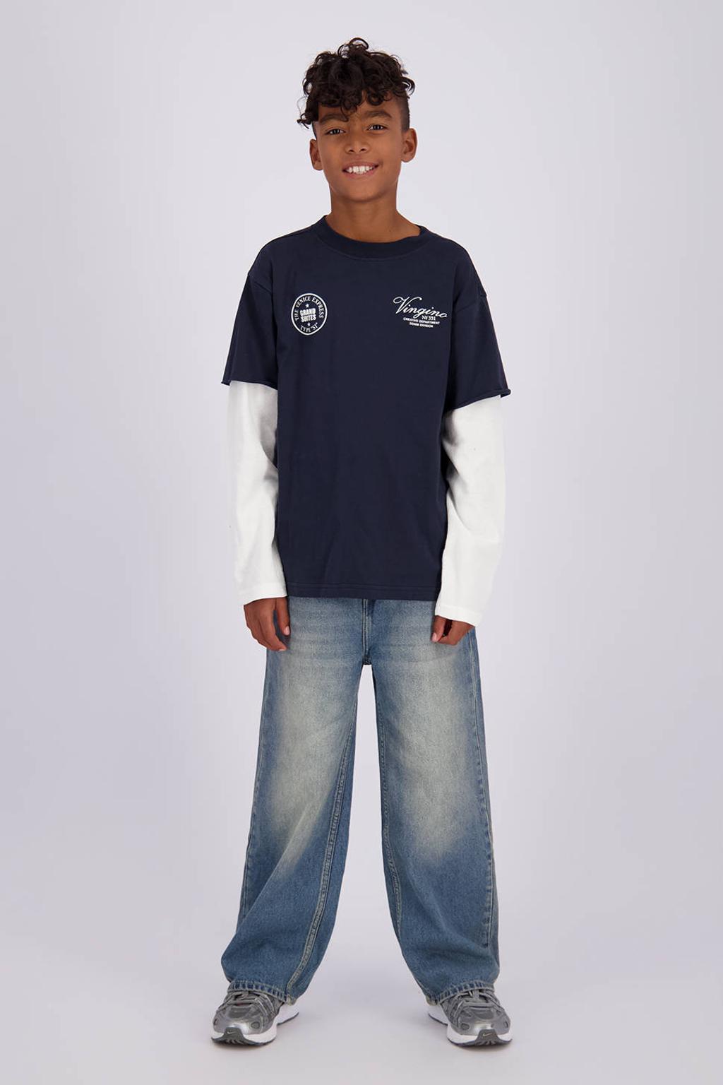 Medium blue denim jongens Vingino Luciano baggy jeans mediumblauw van denim met regular waist, rits- en knoopsluiting en effen