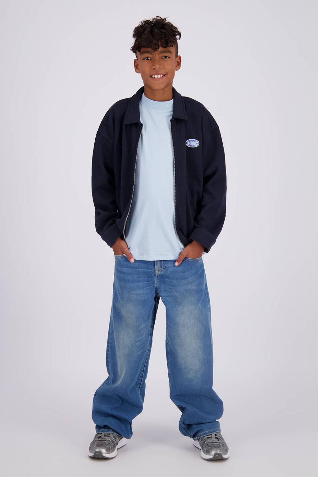 Medium blue denim jongens Vingino Keith Supersoft baggy jeans mediumblauw van stretchdenim met regular waist, rits- en knoopsluiting en effen