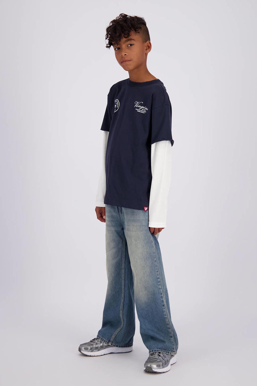 Donkerblauw en witte jongens Vingino longsleeve van katoen met meerkleurige print, lange mouwen en ronde hals