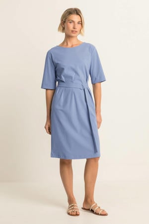 travelstof midi jurk met ceintuur - lichtblauw