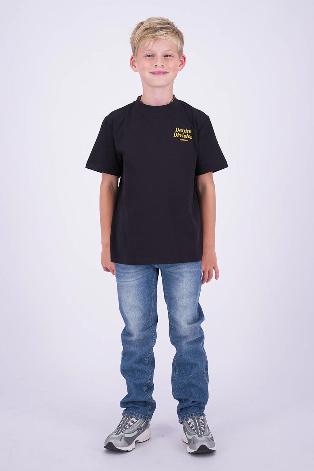 Medium blue denim jongens Vingino regular fit jeans mediumblauw van denim met relaxed en effen