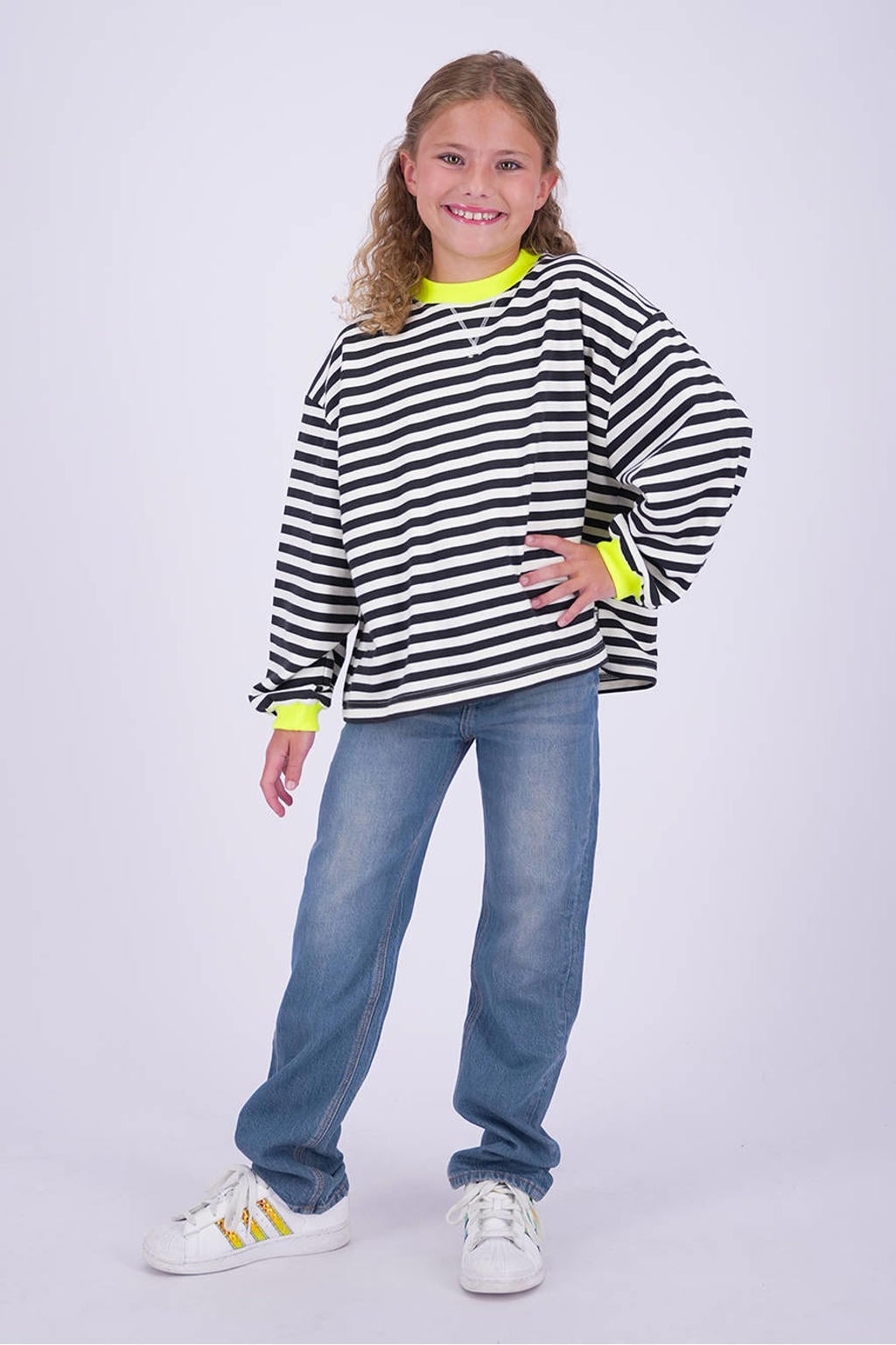 Medium blue denim meisjes Vingino Cristie straight leg jeans van stretchdenim met rits- en knoopsluiting en effen