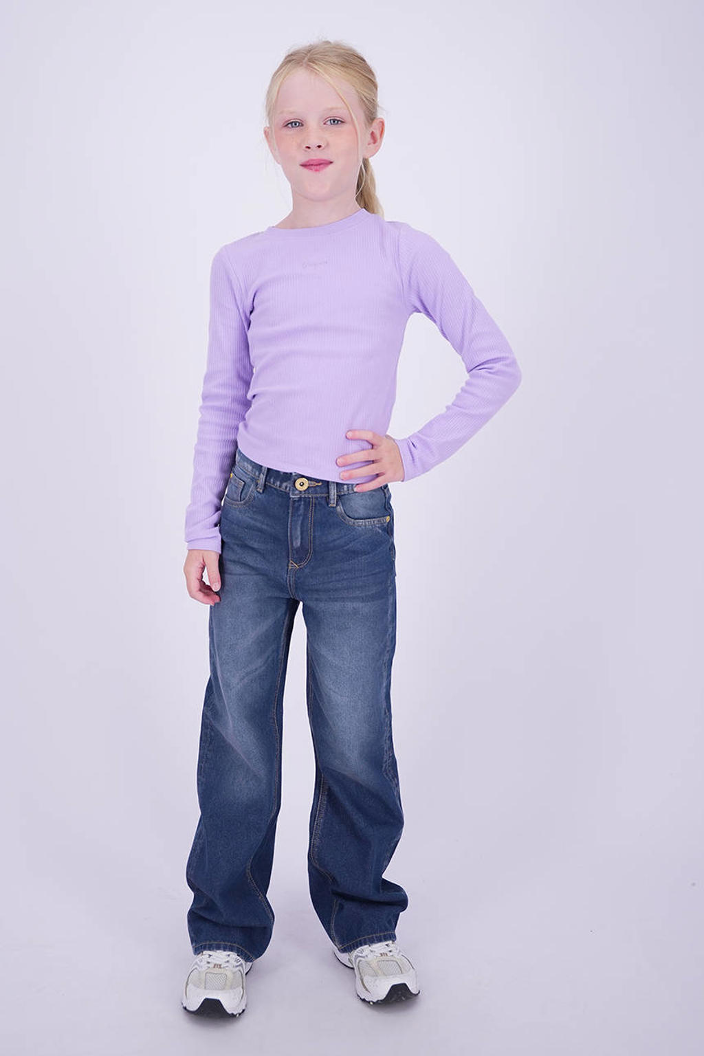 Medium blue denim meisjes Vingino Coco wide leg jeans mediumblauw van denim met high waist, rits- en knoopsluiting en effen