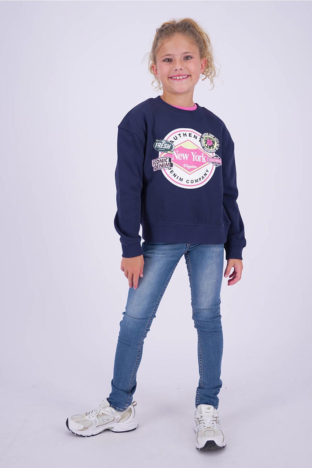 Donkerblauwe meisjes Vingino sweater met printopdruk, lange mouwen, ronde hals en geribde boorden