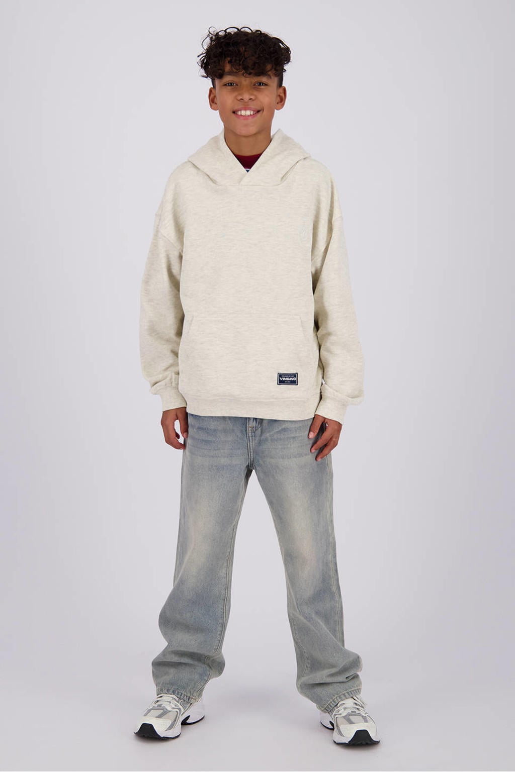 Crème jongens Vingino hoodie van sweat materiaal met printopdruk, lange mouwen en capuchon