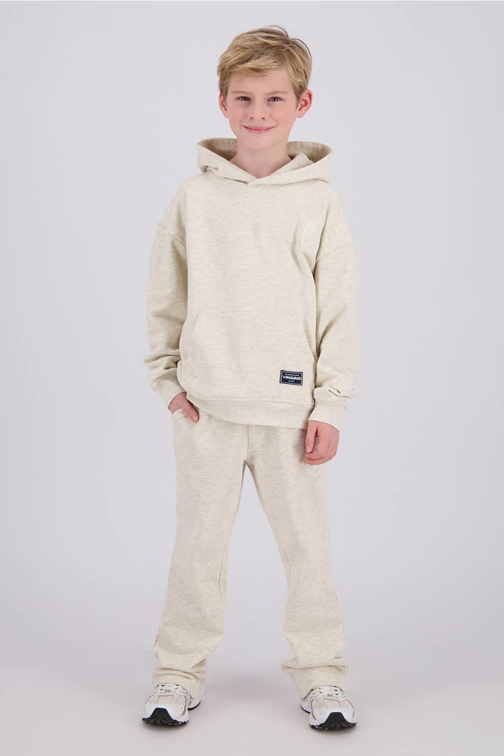 Ecru jongens Vingino relaxed fit joggingbroek van sweat materiaal met regular waist en elastische tailleband met koord