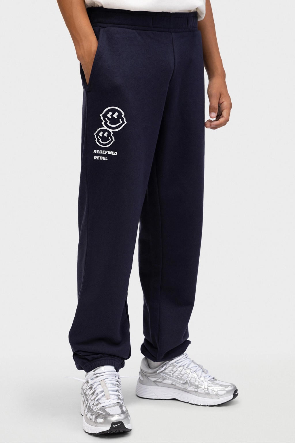 Donkerblauwe jongens Redefined Rebel joggingbroek van sweat materiaal met elastische tailleband en printopdruk