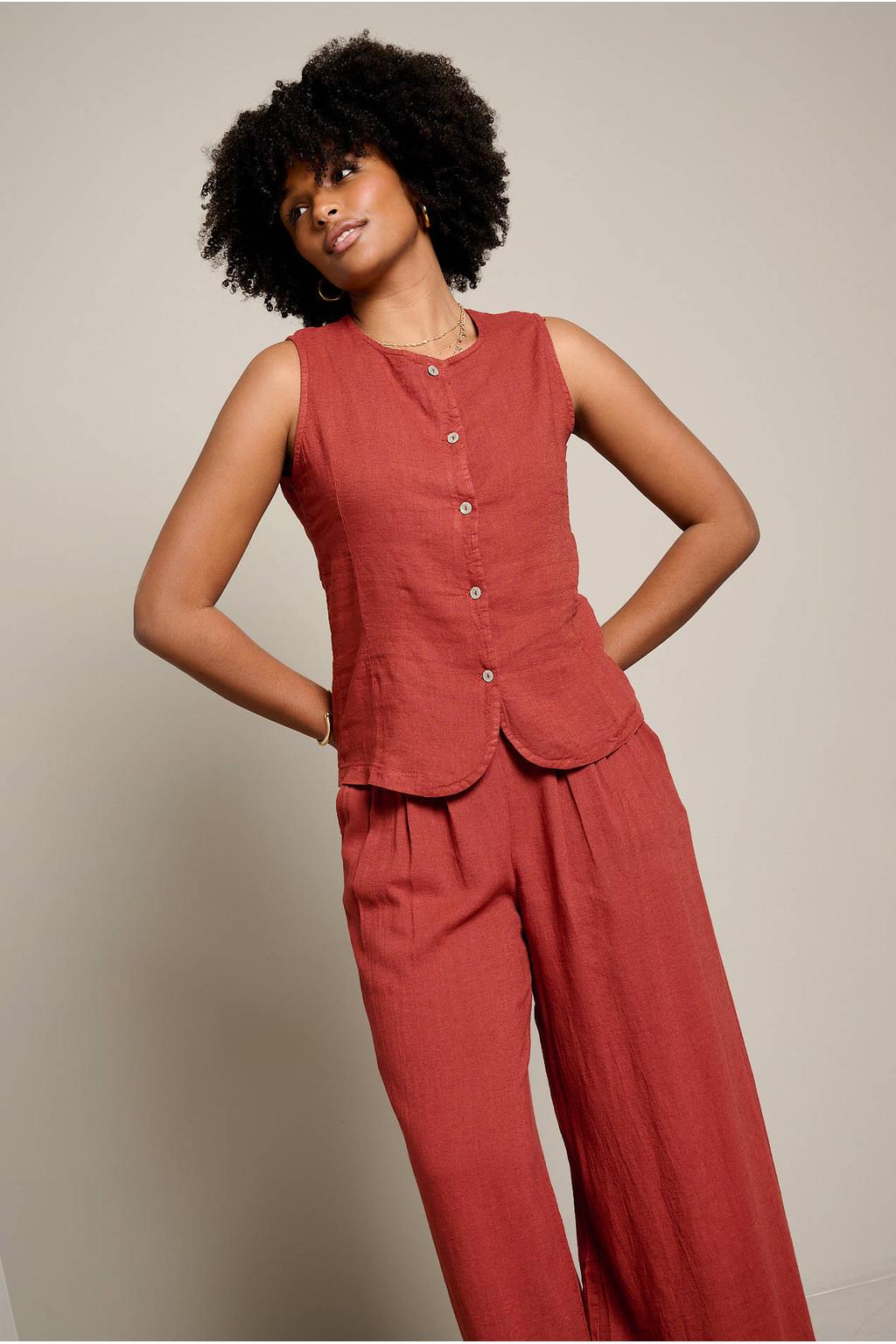 Roodbruine dames LOLALIZA wollen gilet bruin met effen, ronde hals, knoopsluiting en smockwerk