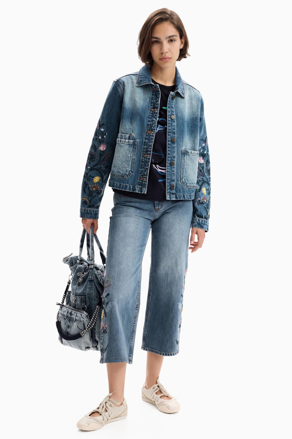 Medium blue denim dames Desigual spijkerjas mediumblauw van denim met effen, lange mouwen, klassieke kraag en borduursels
