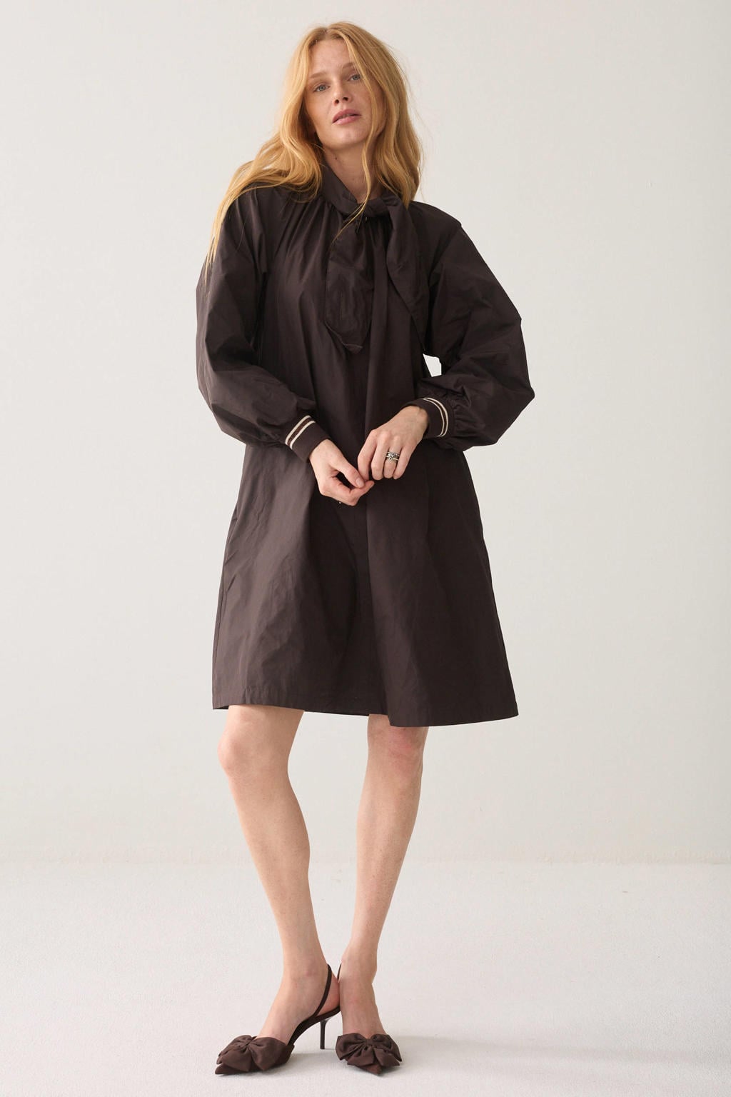 Bruine dames Summum midi jurk van polyester met effen, lange mouwen en strikkraag